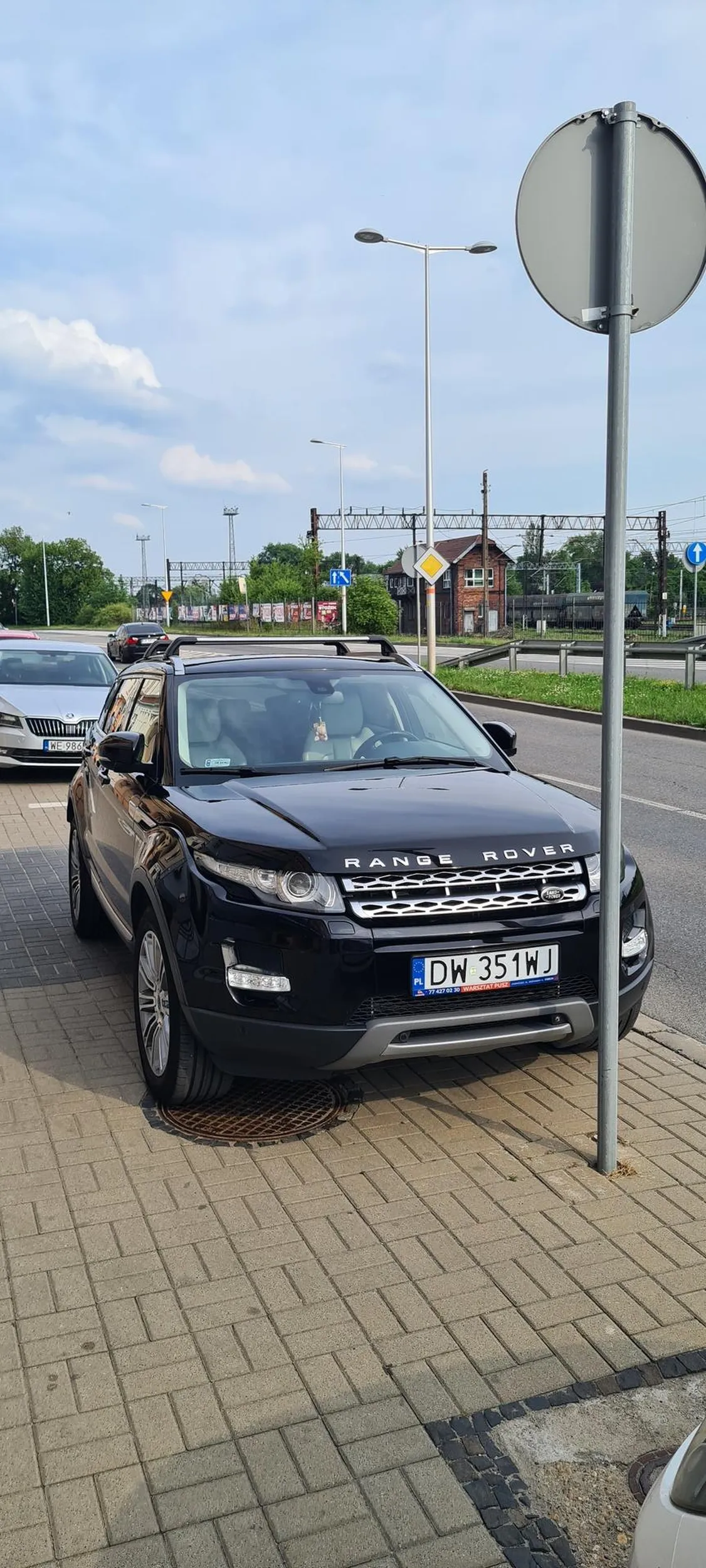 Ktoś tu prawko wygrał w czipsach... zablokowanie wjazdu na podwórko