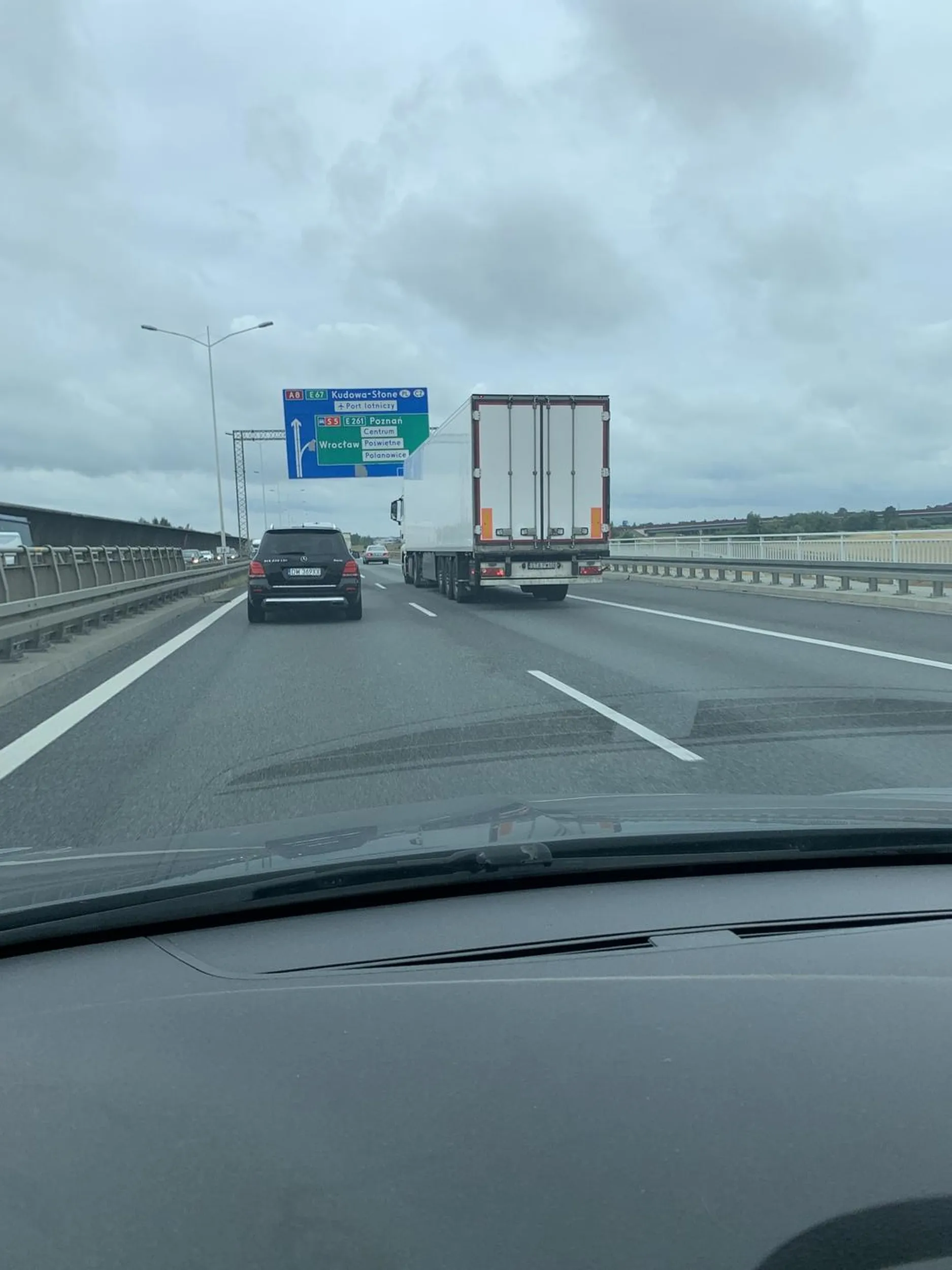 Próbował spowodować wypadek na autostradzie hamując przede mną na lewym pasie gwałtownie po tym jak próbował się wcisnąć na mój pas i nie zwolniłem mu miejsca gdy on się wpychał pomiędzy mnie a auto przede mną.