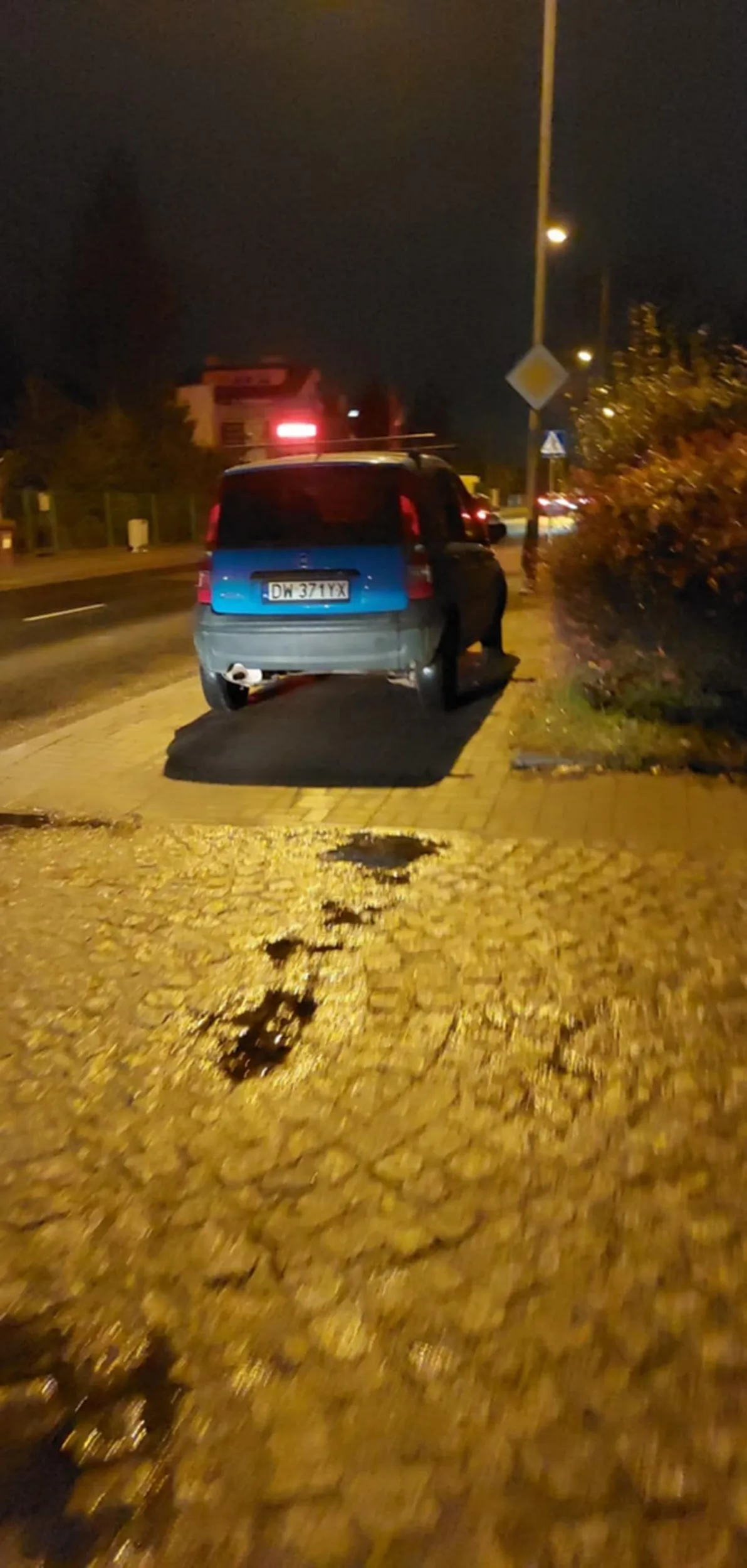 Mistrz parkowania zastawił cały chodnik