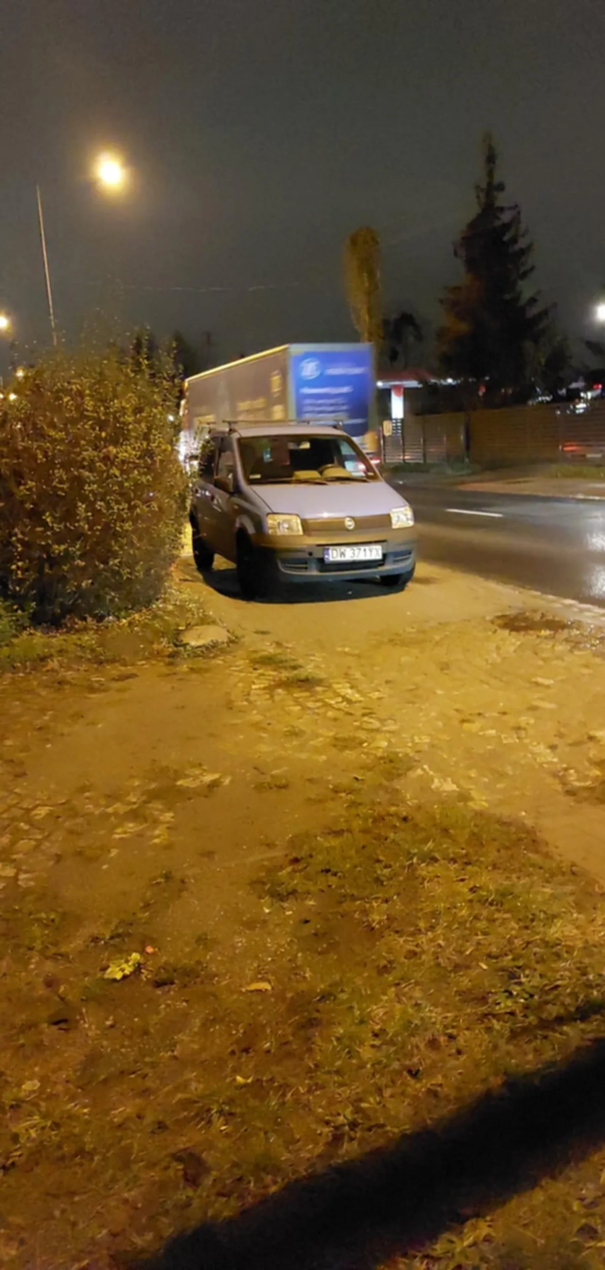 Mistrz parkowania zastawił cały chodnik