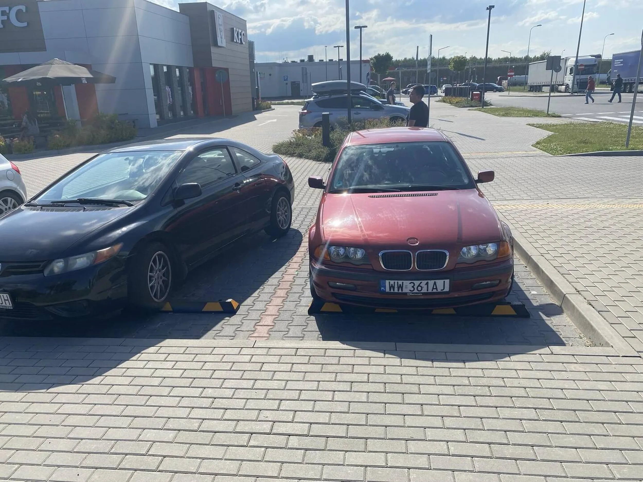 Nie polecam pani kierowcy Hondy Civic, obiła mi samochód dwukrotnie drzwiami