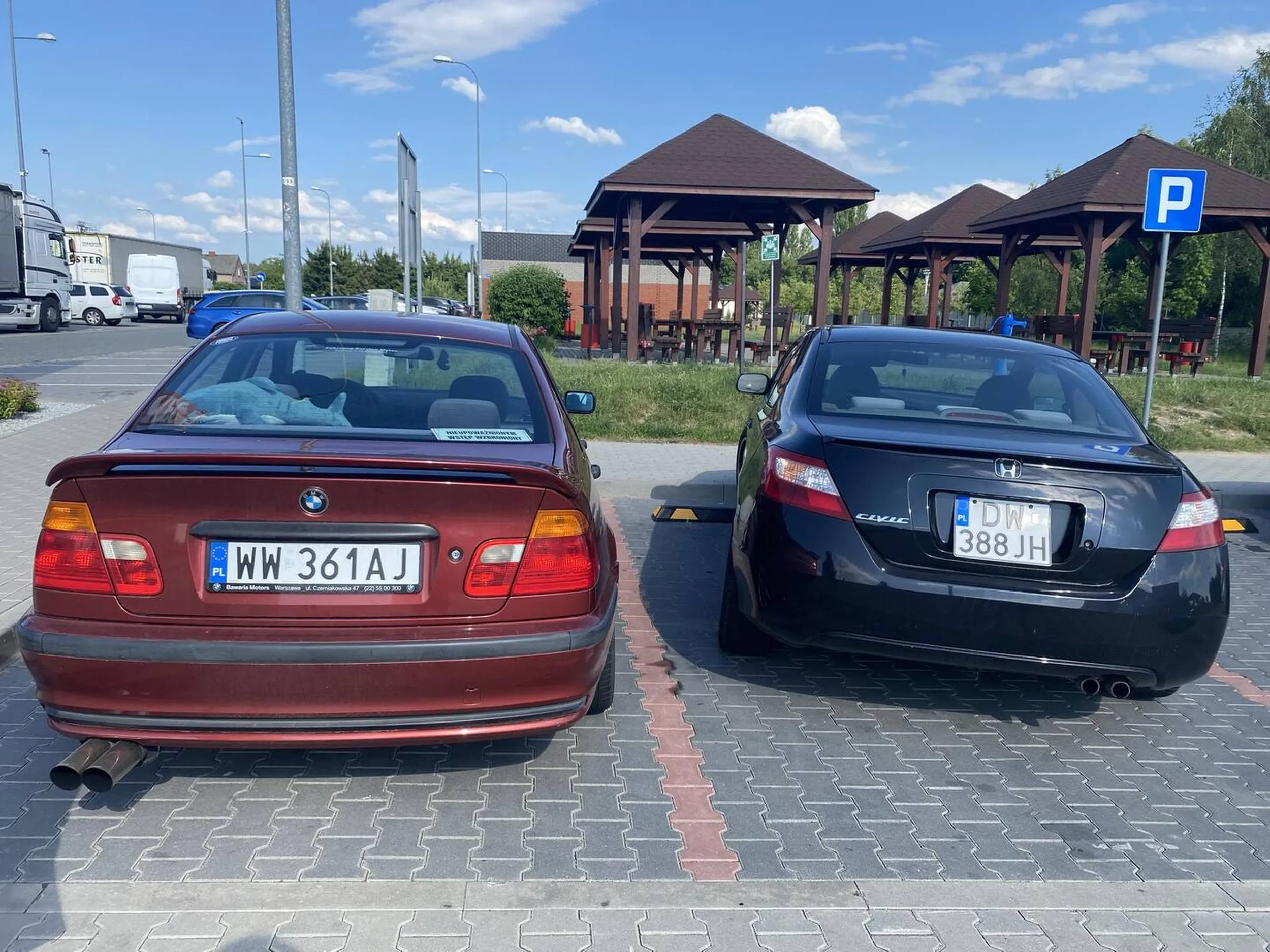 Nie polecam pani kierowcy Hondy Civic, obiła mi samochód dwukrotnie drzwiami