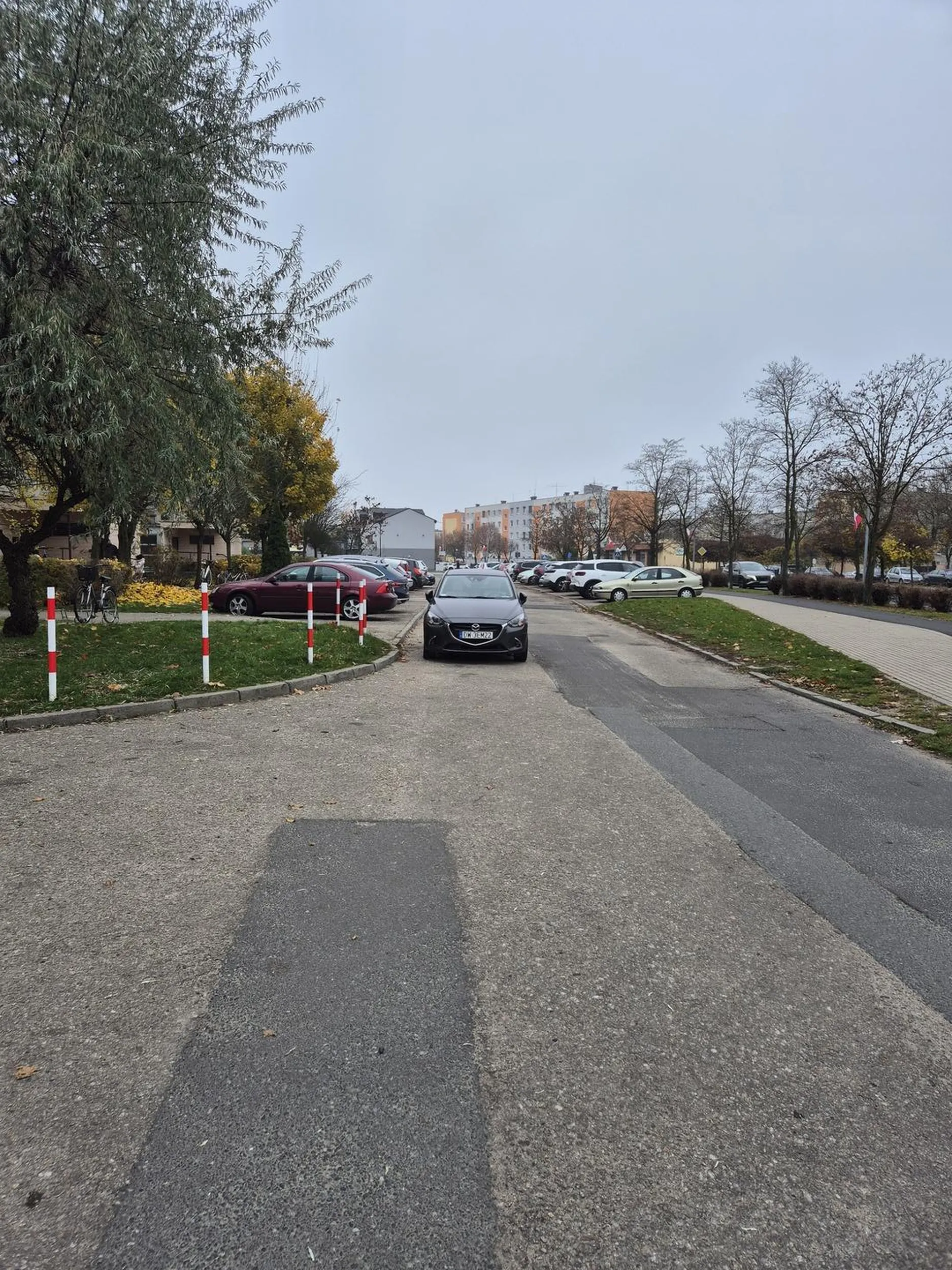 Parkuje tak od kilku lat już tym lub drugim samochodem. Na uwagi reaguje agresją. To dojazd do ponad 100 miejsc parkingowych na osiedlu. W odległości max 30m ma sporo miejsca do parkowania.