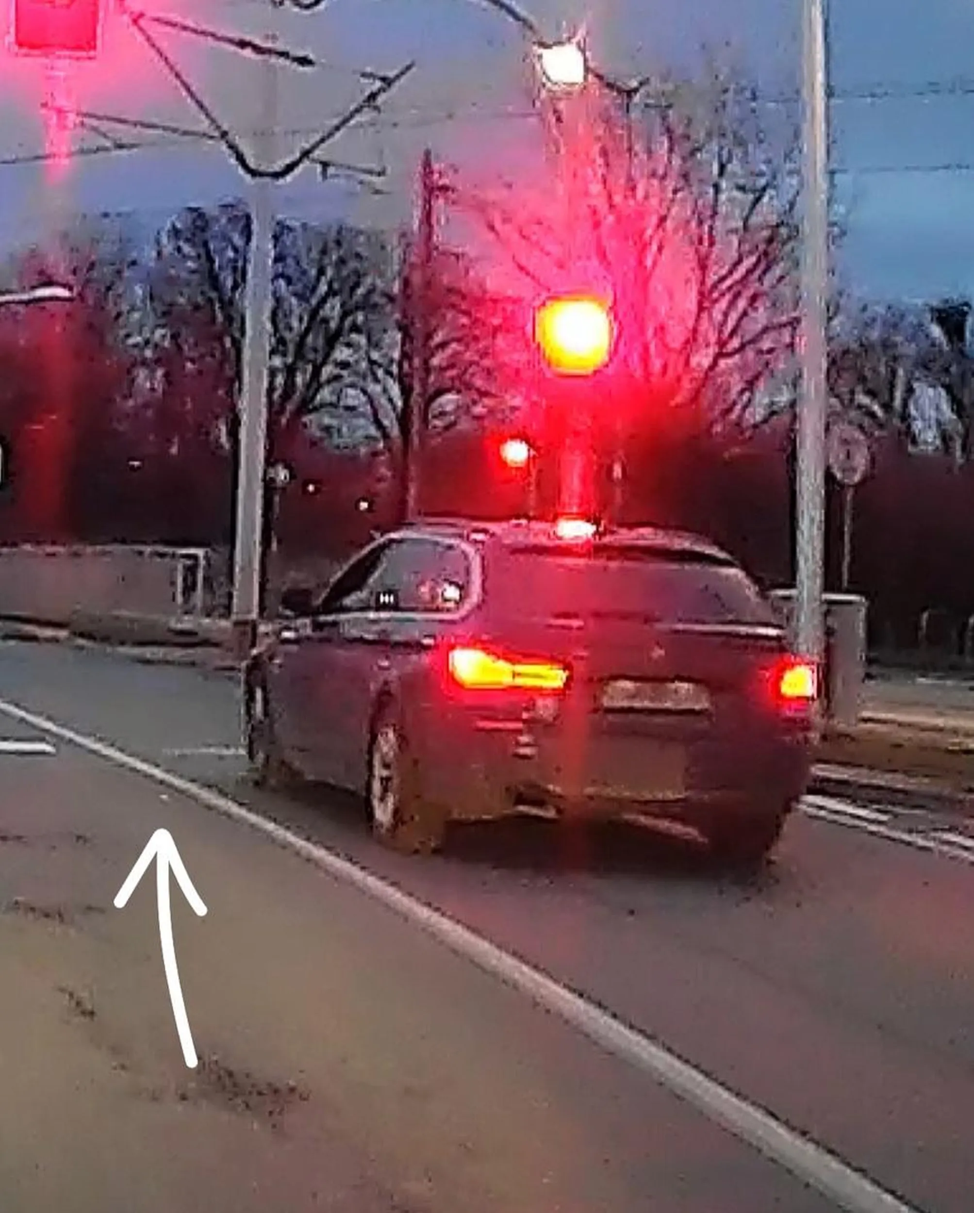 Kierowca wyrzuca pety przez okno.