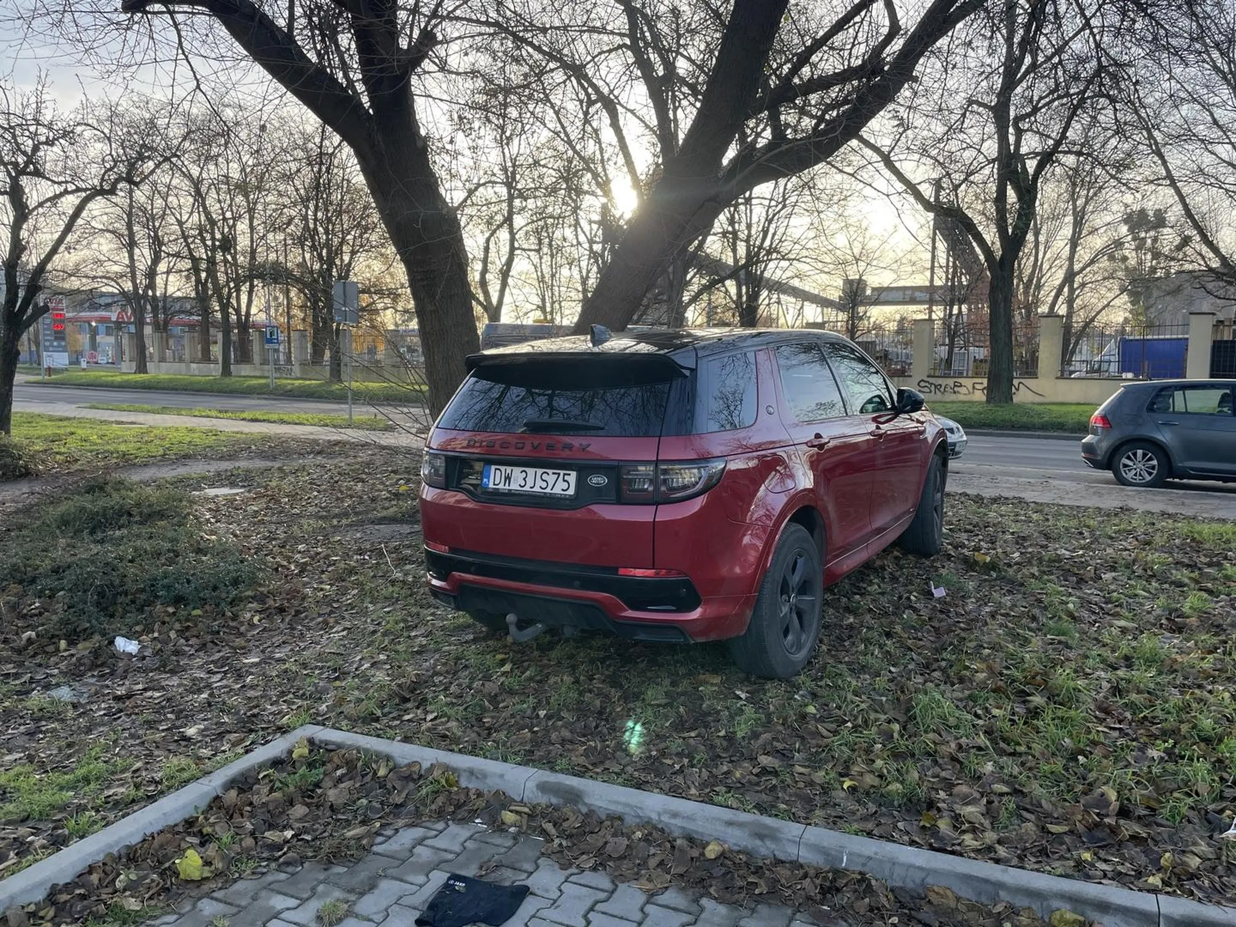 Kierowca nie do końca sprawny, ale chyba umysłowo. Przy wielu miejscach parkingowych wybrał trawnik. Nie rozumie znaków drogowych. Lokalizacja: Wrocław, Tarnogaj.