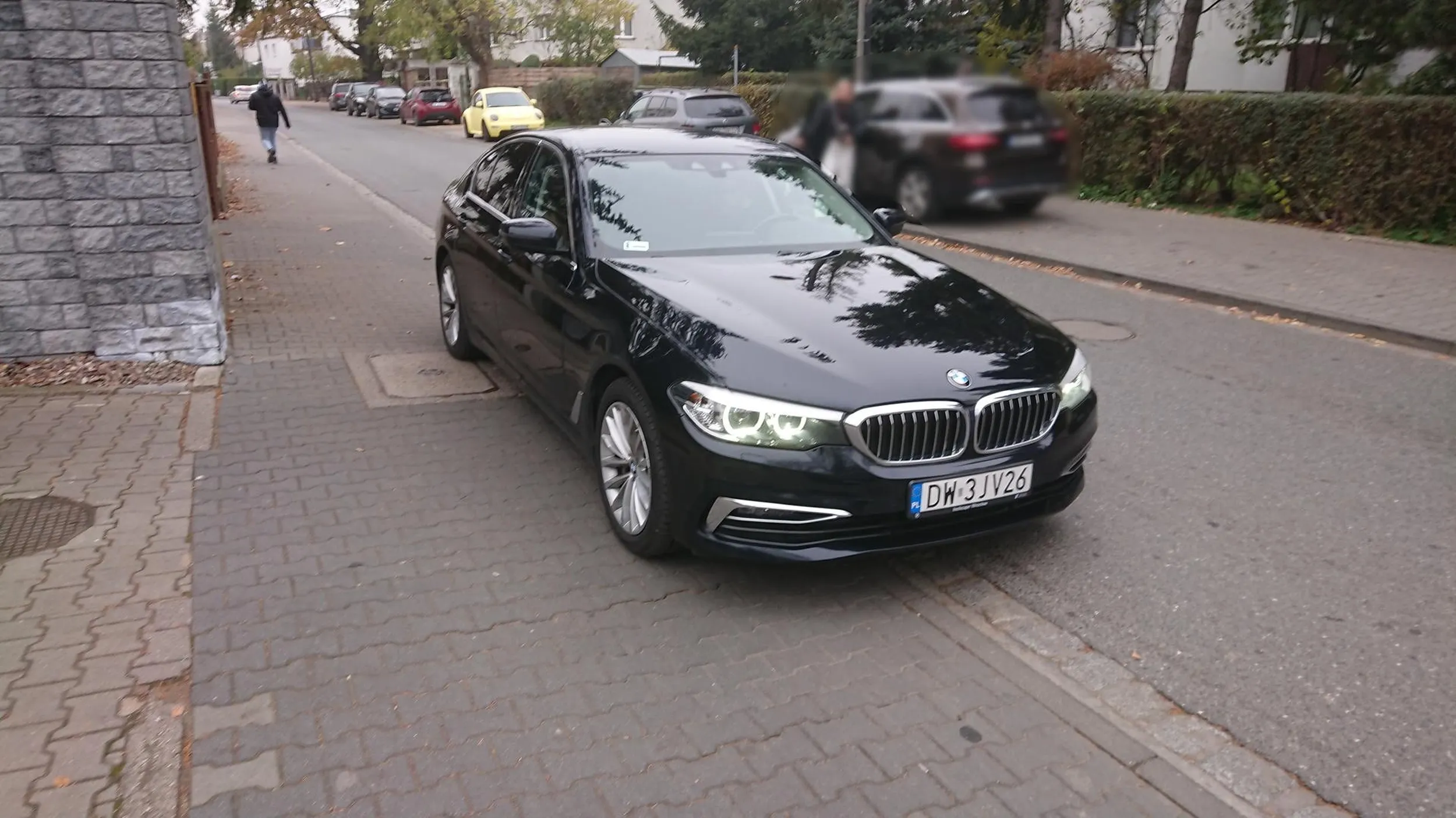 Pan kierowca dziwi się, że nie można parkować na zakazie... Tymczasem po drugie stronie ulicy - wolne miejsce, da się zaparkować legalnie.