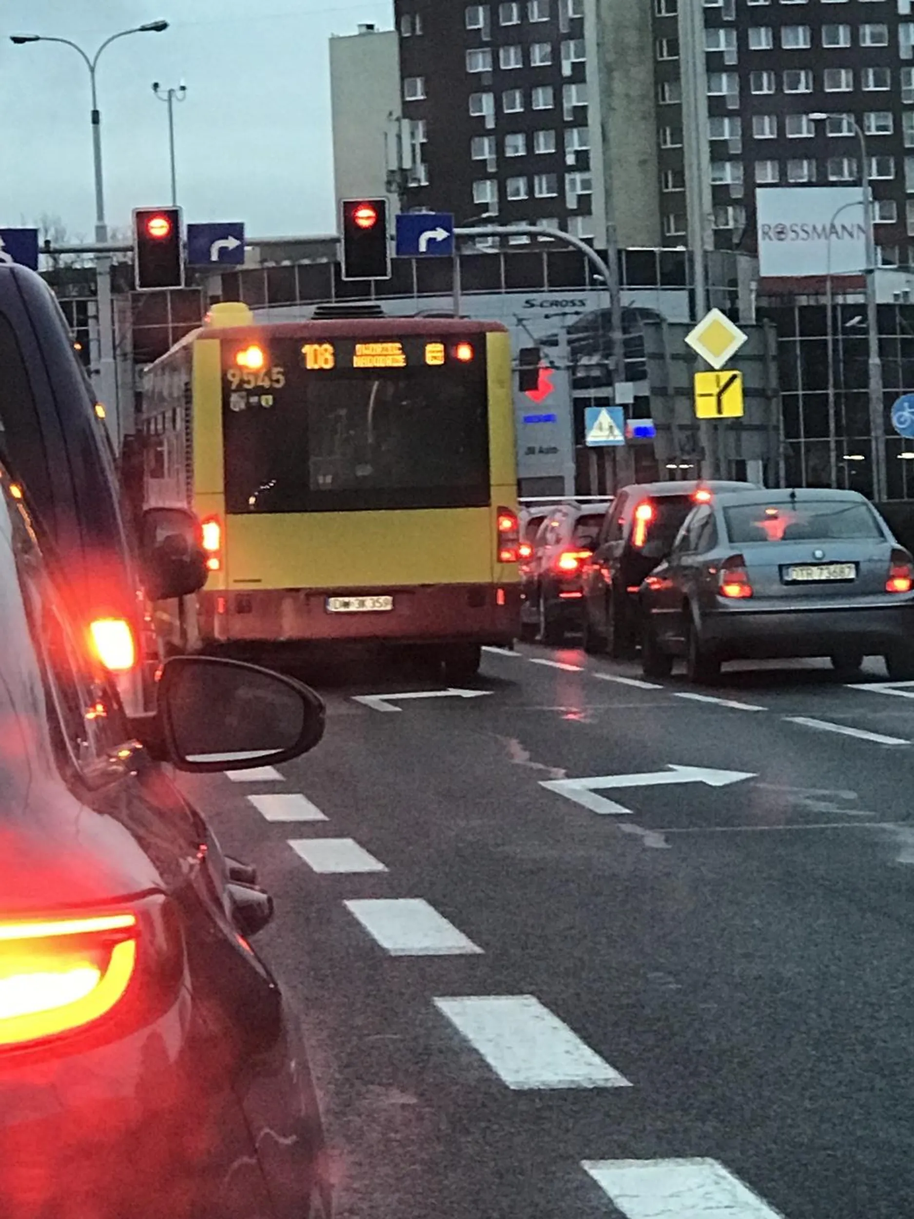 Papierza nie wieziesz. Wszyscy czekaja to wypierdalaj na koniec i też czekaj.