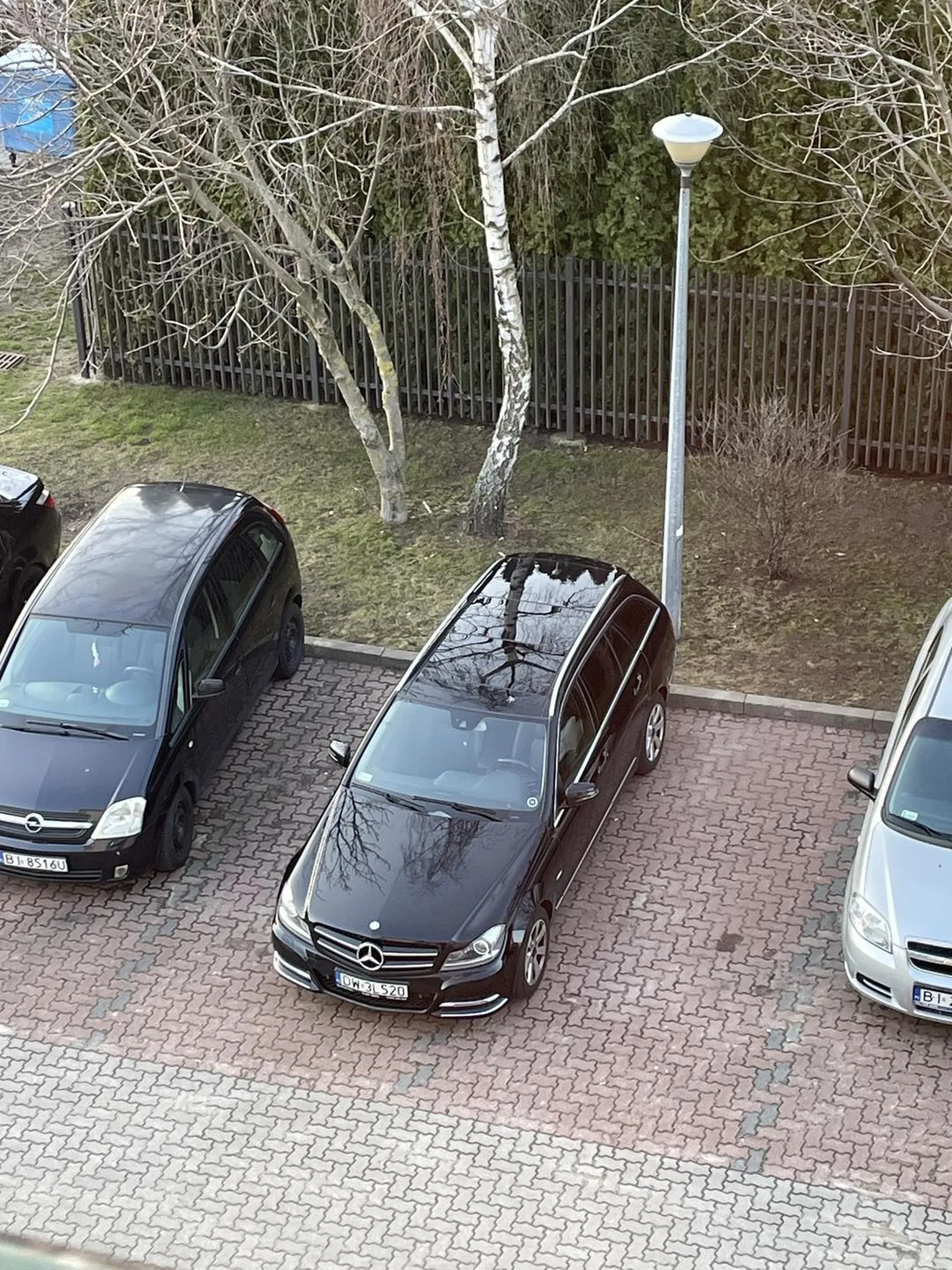 Poza tym, że zajęła dwa miejsca parkingowe, to warto wspomnieć, że owa Pani parkowała tam na 5 razy ;)