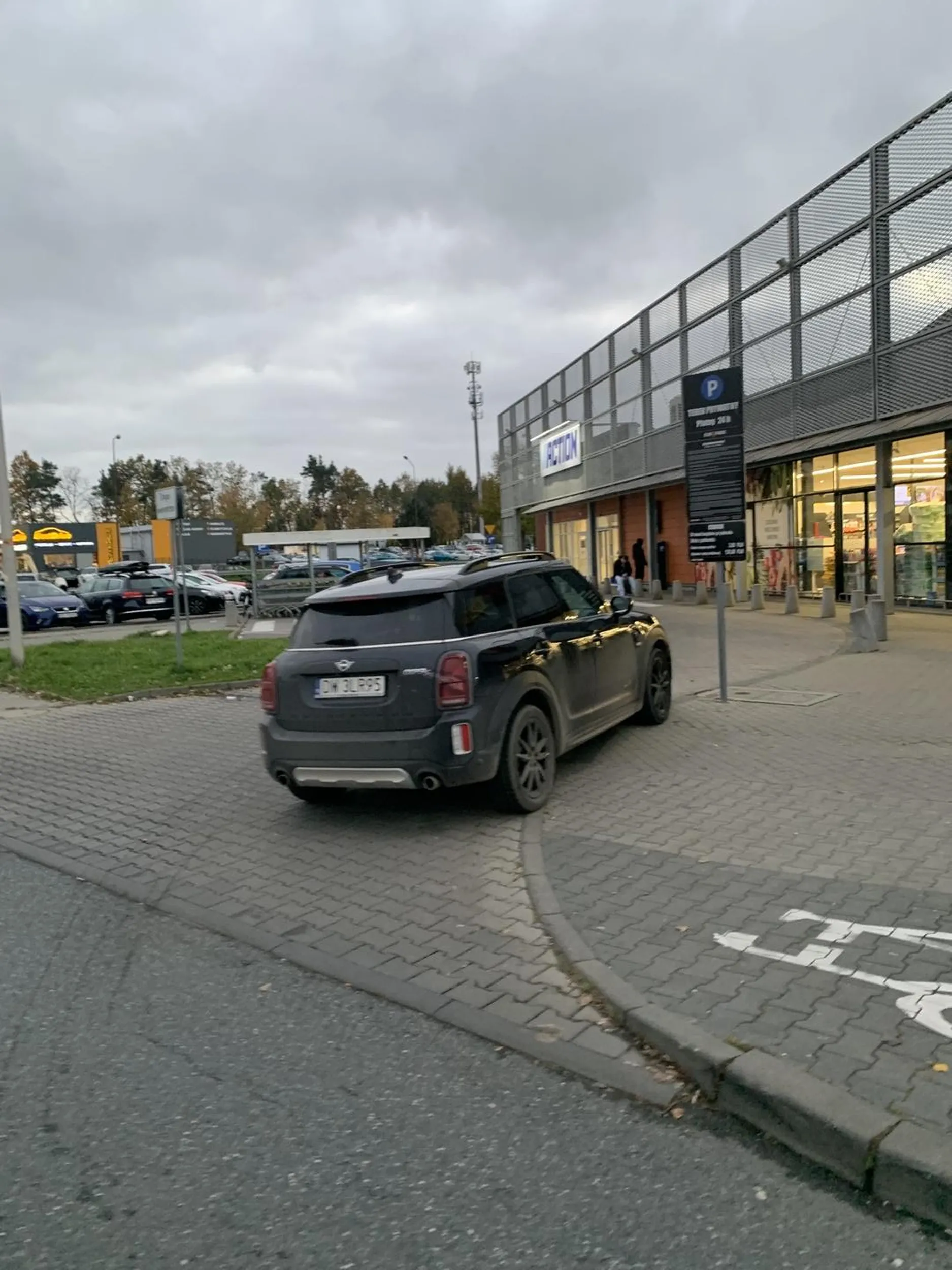 Na przejeździe rowerowym. Na przejściu. Na zakręcie. Na wjeździe. Pipce w leasingowanym aucie wolno. Pipka na zakupach w Biedasklepie.