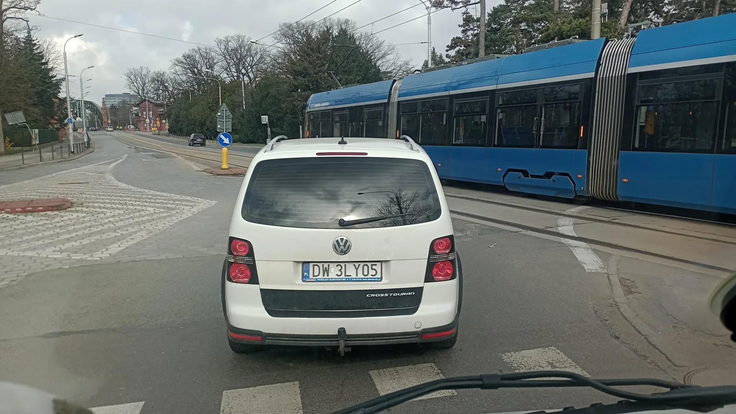 Baran do kwadratu. Jazda prosto z pasa w lewo. Wymuszanie na drodze. Gratuluje bezmózgowia. https://maps.app.goo.gl/3kHZaf4v8zR66jV59