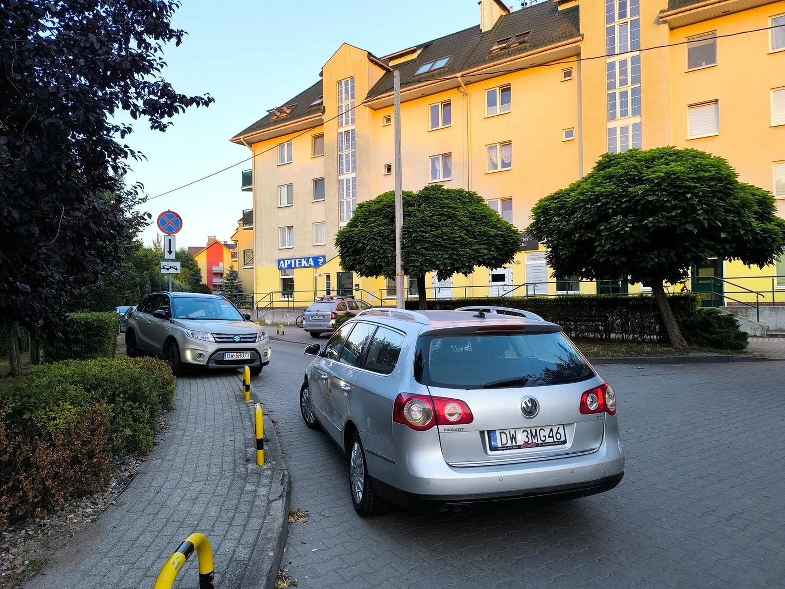 Bezczelnie parkuje na zakazie wjazdu uniemożliwiając płynny wjazd i wyjazd z osiedla.
