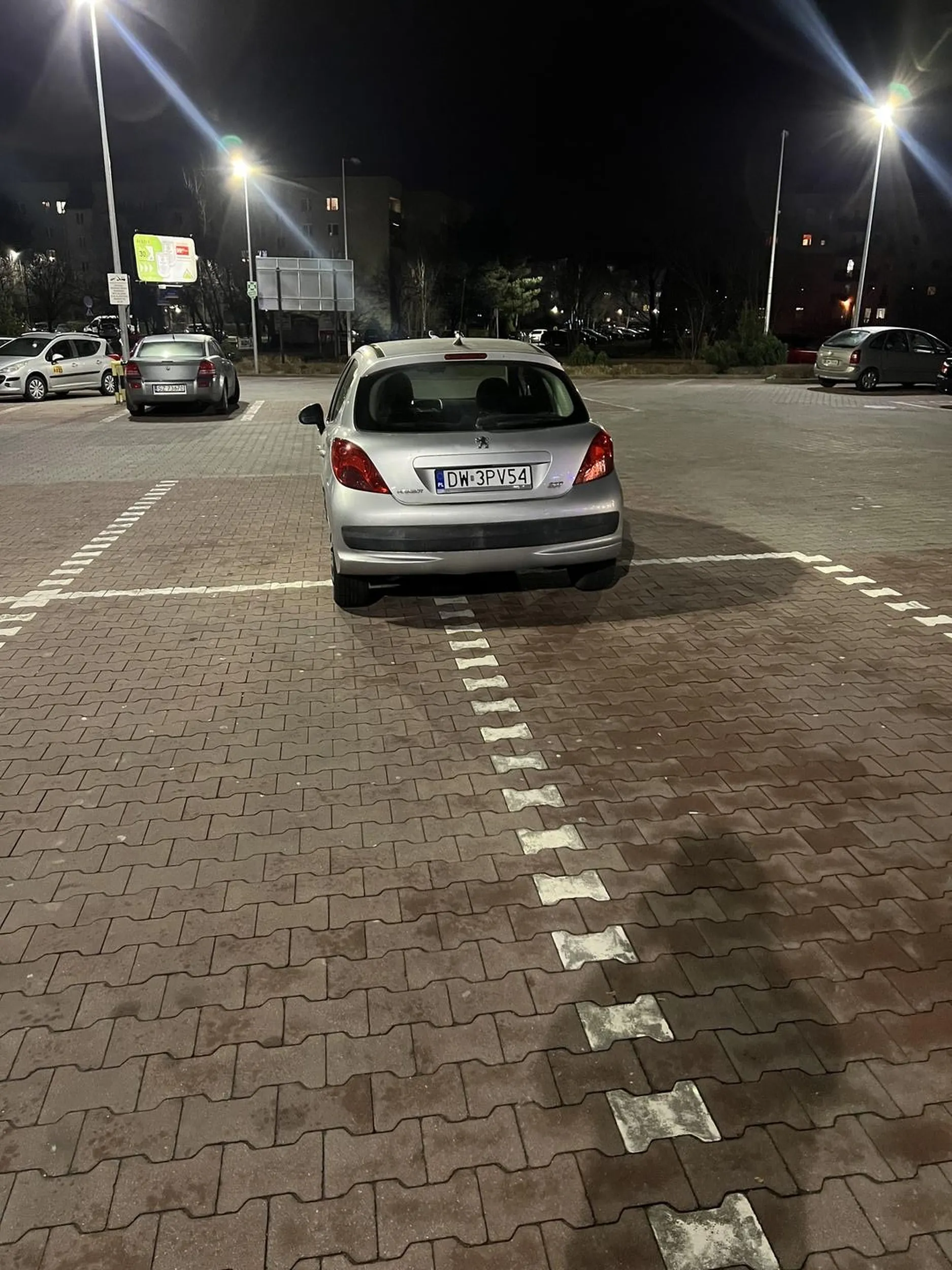 Ja rozumiem, że wieczór, ale zająć 4 miejsca tak małym autem, z tak dobrą widocznością? ?