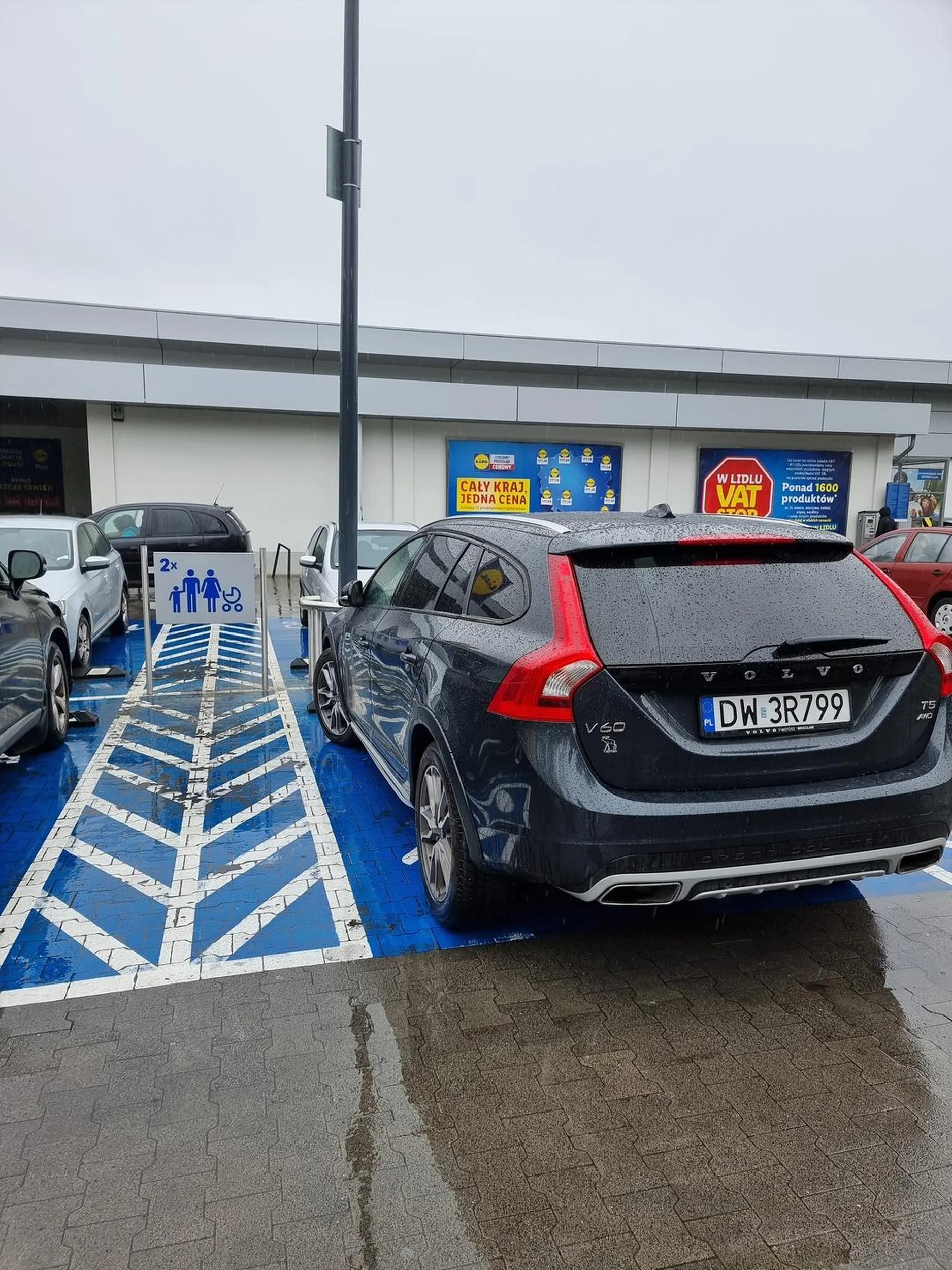 Pani ewidentnie nie przyjechała z dziećmi ale padał deszczyk to dama nie mogła się przecież zmoczyć i trzeba było zaparkować jak najbliżej wejścia