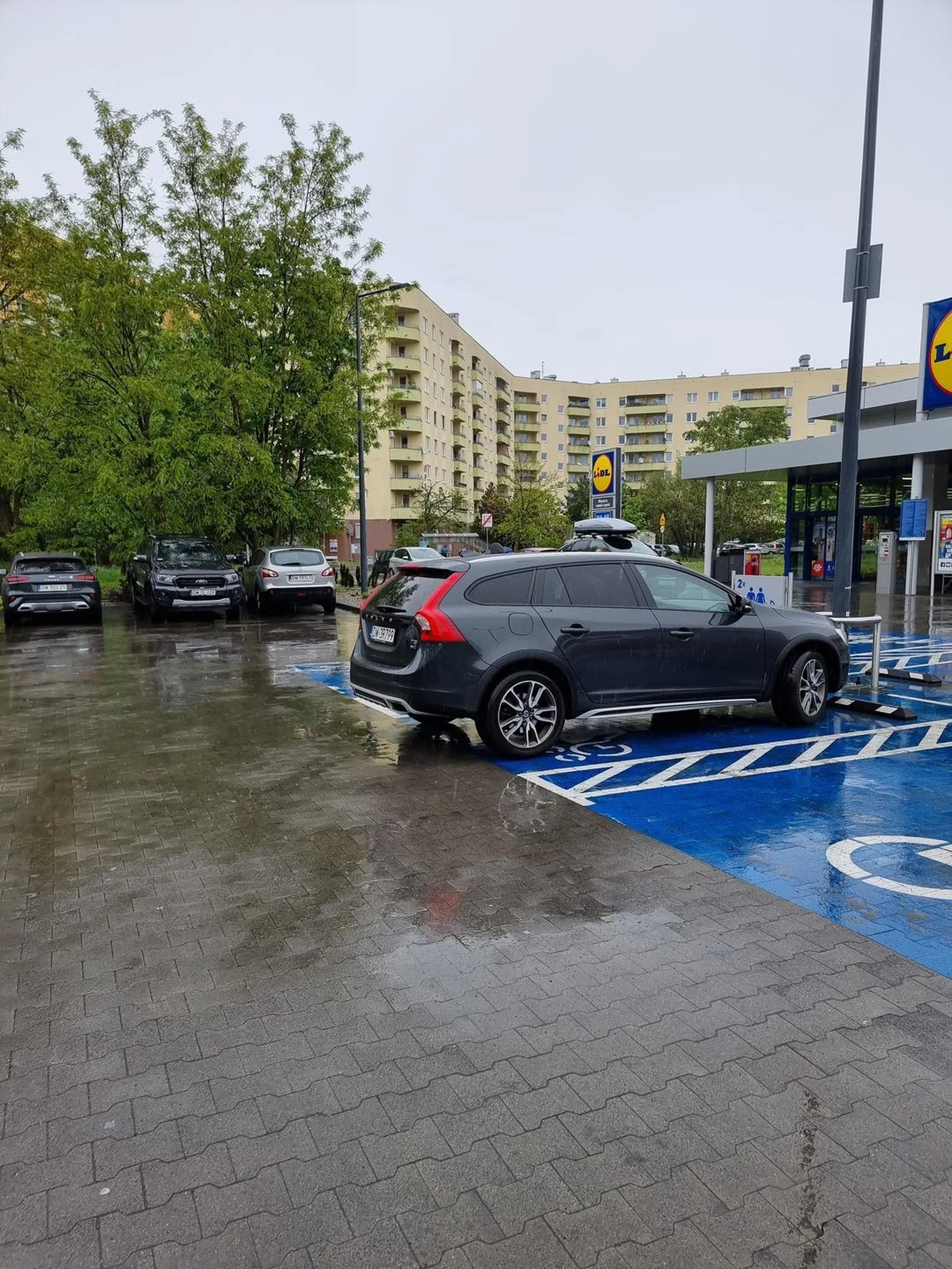 Pani ewidentnie nie przyjechała z dziećmi ale padał deszczyk to dama nie mogła się przecież zmoczyć i trzeba było zaparkować jak najbliżej wejścia