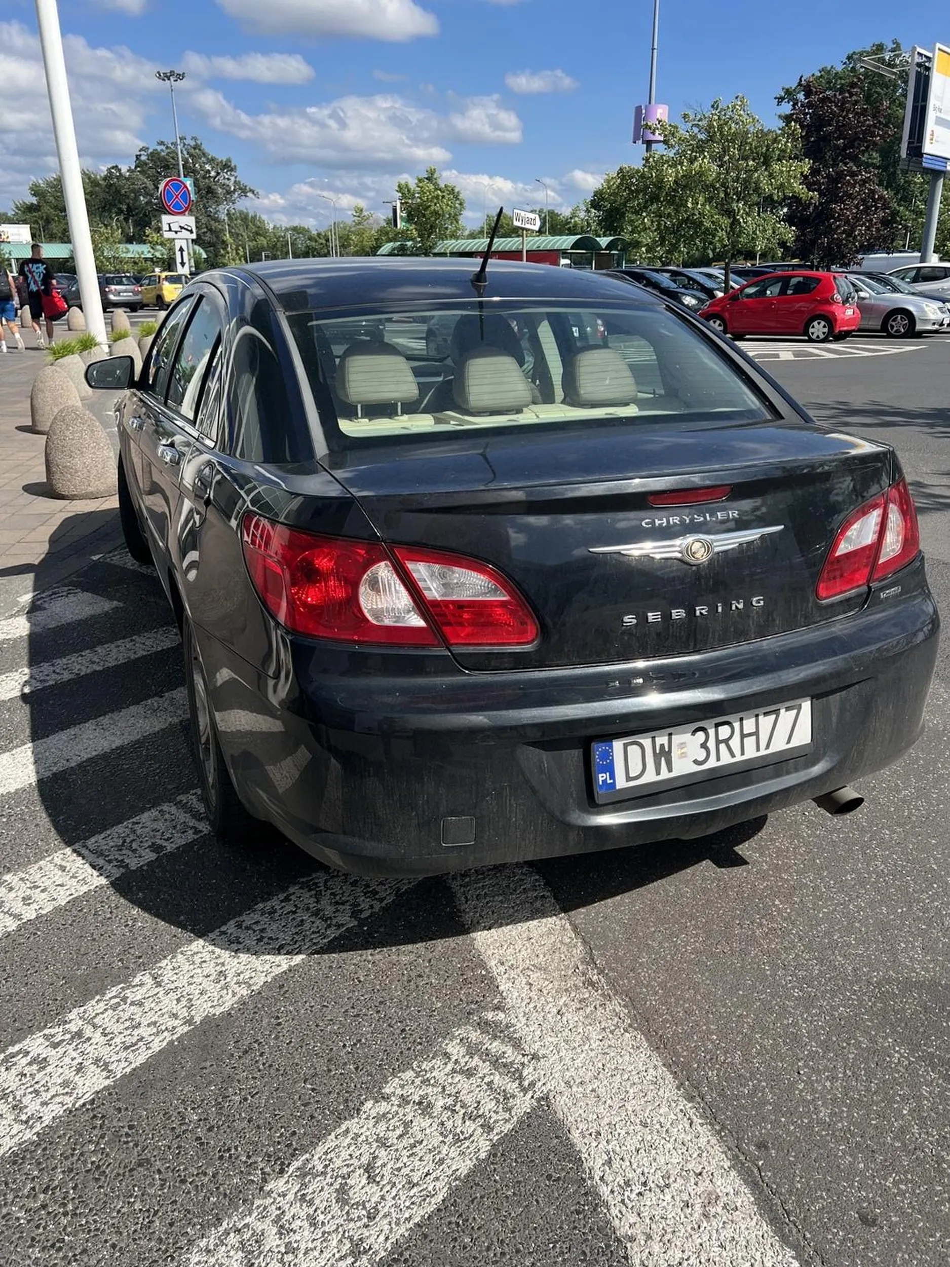 Wrocławska Korona. Tłuścioszek z Chryslera zaparkował na drodze - uderzył rowerzystkę, która spadła z roweru i jak gdyby nigdy nic zostawił samochód na tej drodze i poszedł do Castoramy na zakupy. Nawet nie wybąkał głupiego „przepraszam” do kobiety.