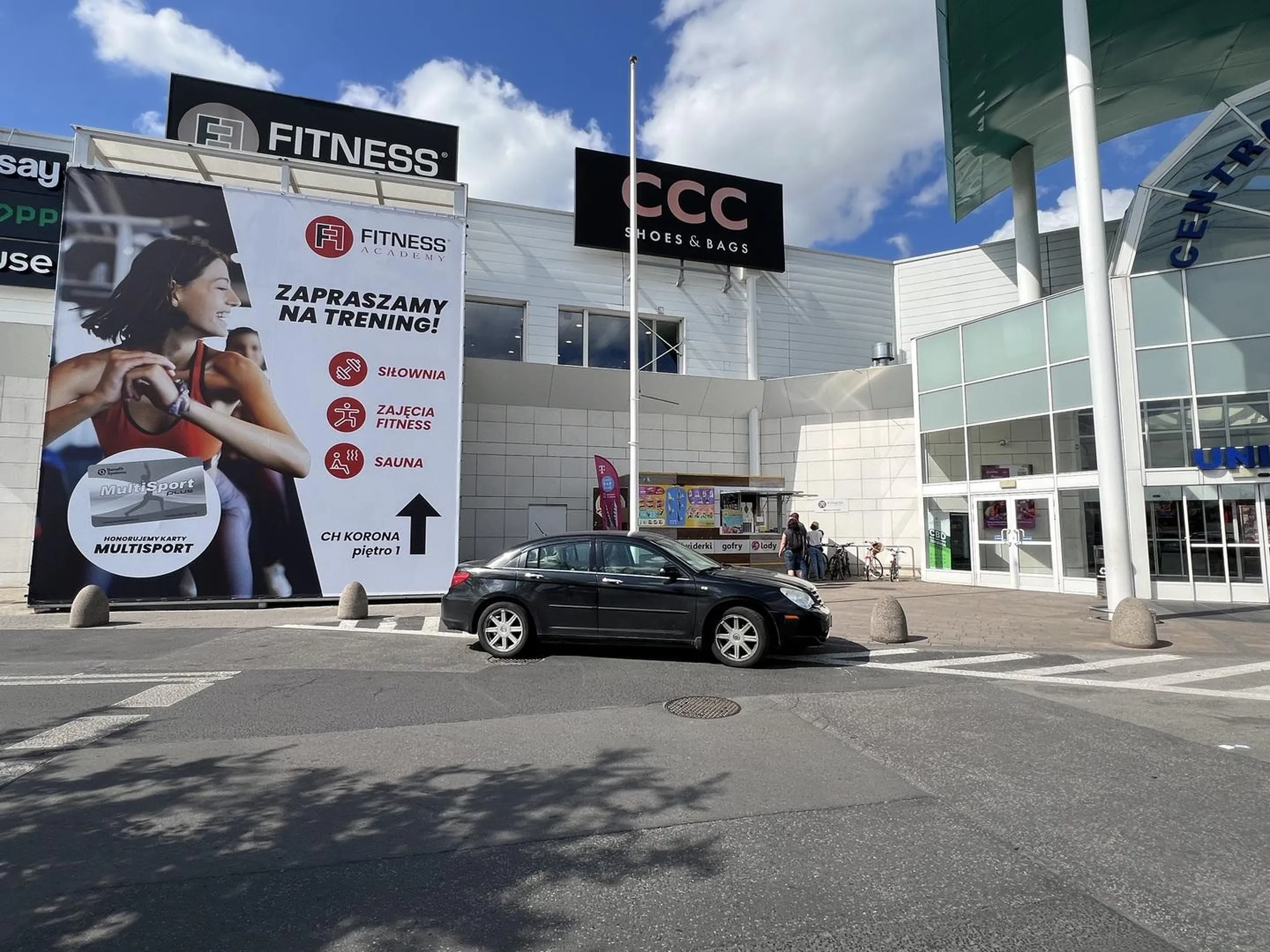 Wrocławska Korona. Tłuścioszek z Chryslera zaparkował na drodze - uderzył rowerzystkę, która spadła z roweru i jak gdyby nigdy nic zostawił samochód na tej drodze i poszedł do Castoramy na zakupy. Nawet nie wybąkał głupiego „przepraszam” do kobiety.