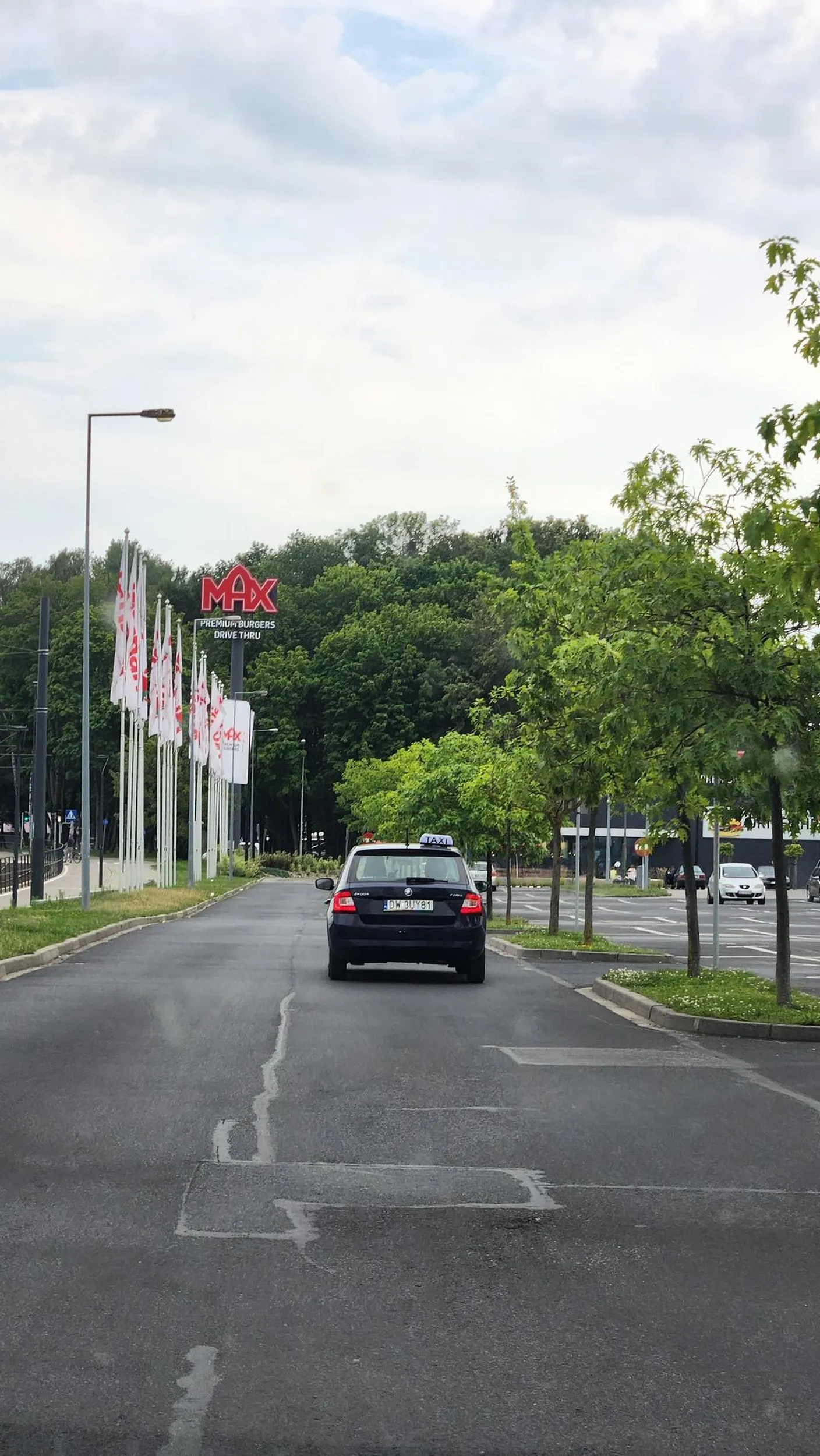 Ta menda taksówkarz jeden leciał pod prąd przy galerii warmińskiej! Gdybym z rodziną nie jechał to bym Cię chamie nauczył kultury.