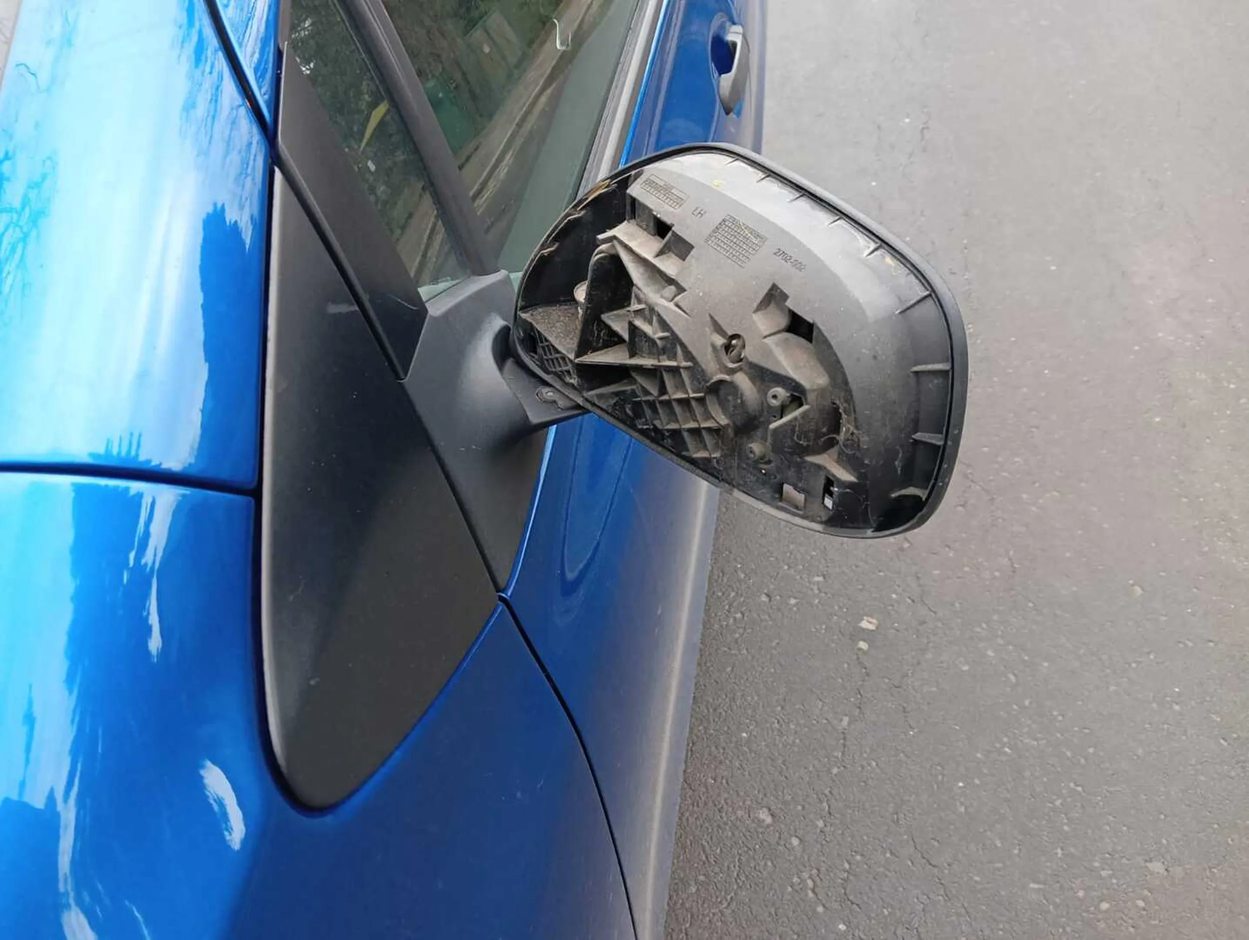 Agresywne nie panujący nad soba kierowca. Zatarasował mi drogę i próbował wykonać samosąd poprzez uderzenie w lusterko