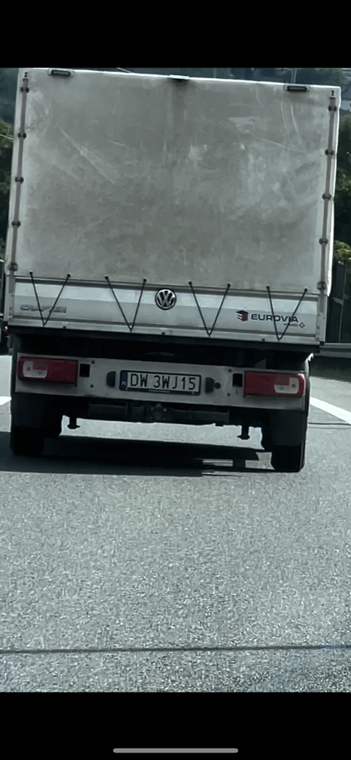 po 16:00 w dniu 25.07. S1. typowi budowlańcy co na śniadanie jedzą małpkę. zero kultury na drodze, rozpędzanie się z górki i siadanie innym użytkownikom na zderzaku. przy zwyżce na zakręcie idiotów gaz w podłogę na prawy pasie, o jeździe na suwak nie słyszeli. Powinni zająć się nimi kierownictwo bo to co robią to dramatu