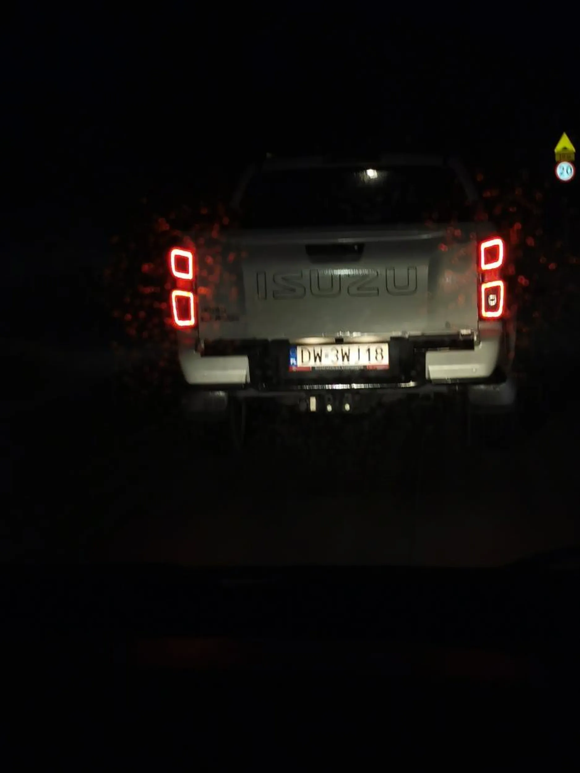 Radzę uważać na tego kierowcę, zajeżdża drogę, jedzie środkiem, hamuje, przyspiesza. Stwarza zagrożenie na drodze