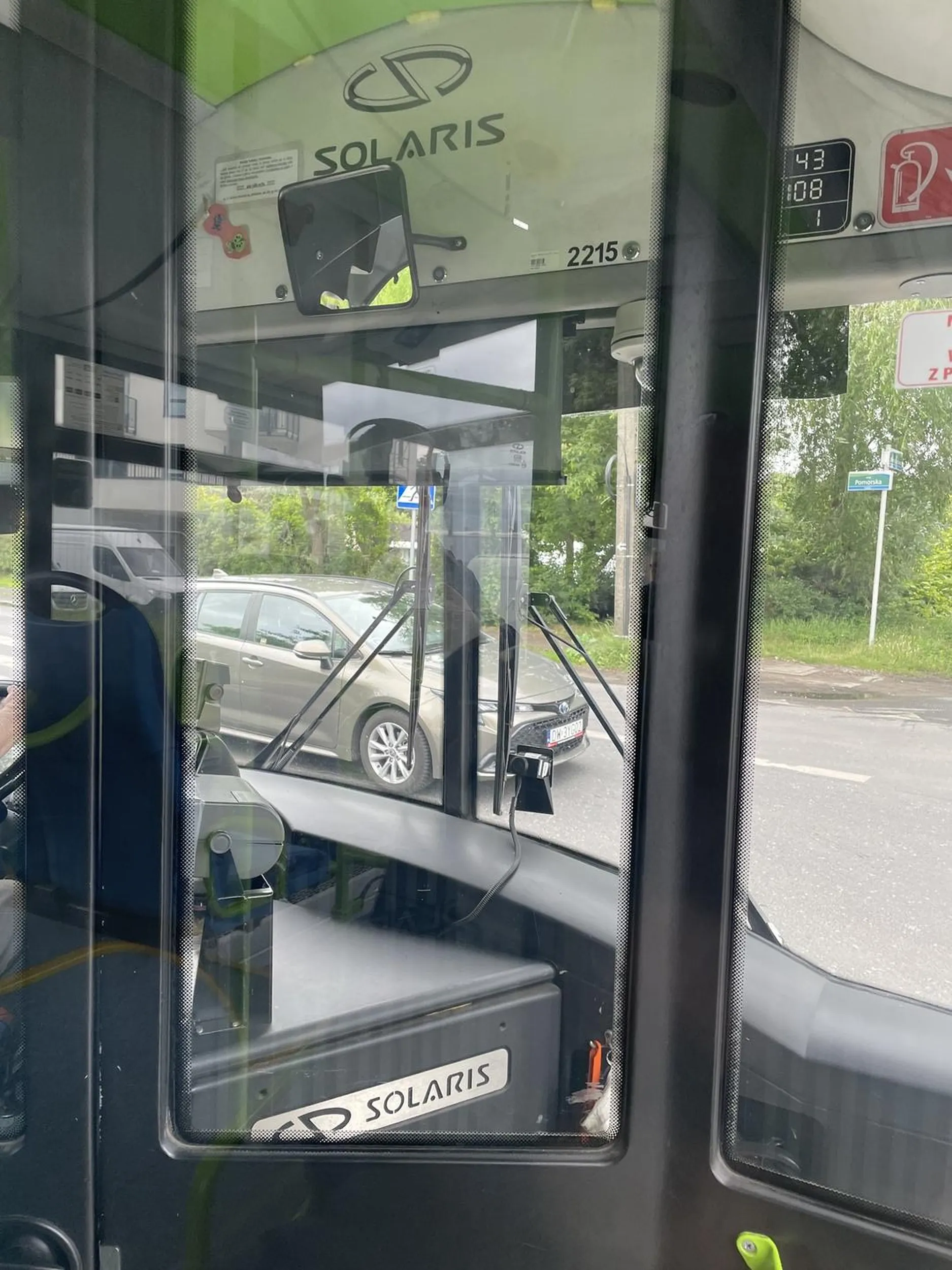 Tępy kierowca staje przed zamkniętym przejazdem na środku skrzyżowania.