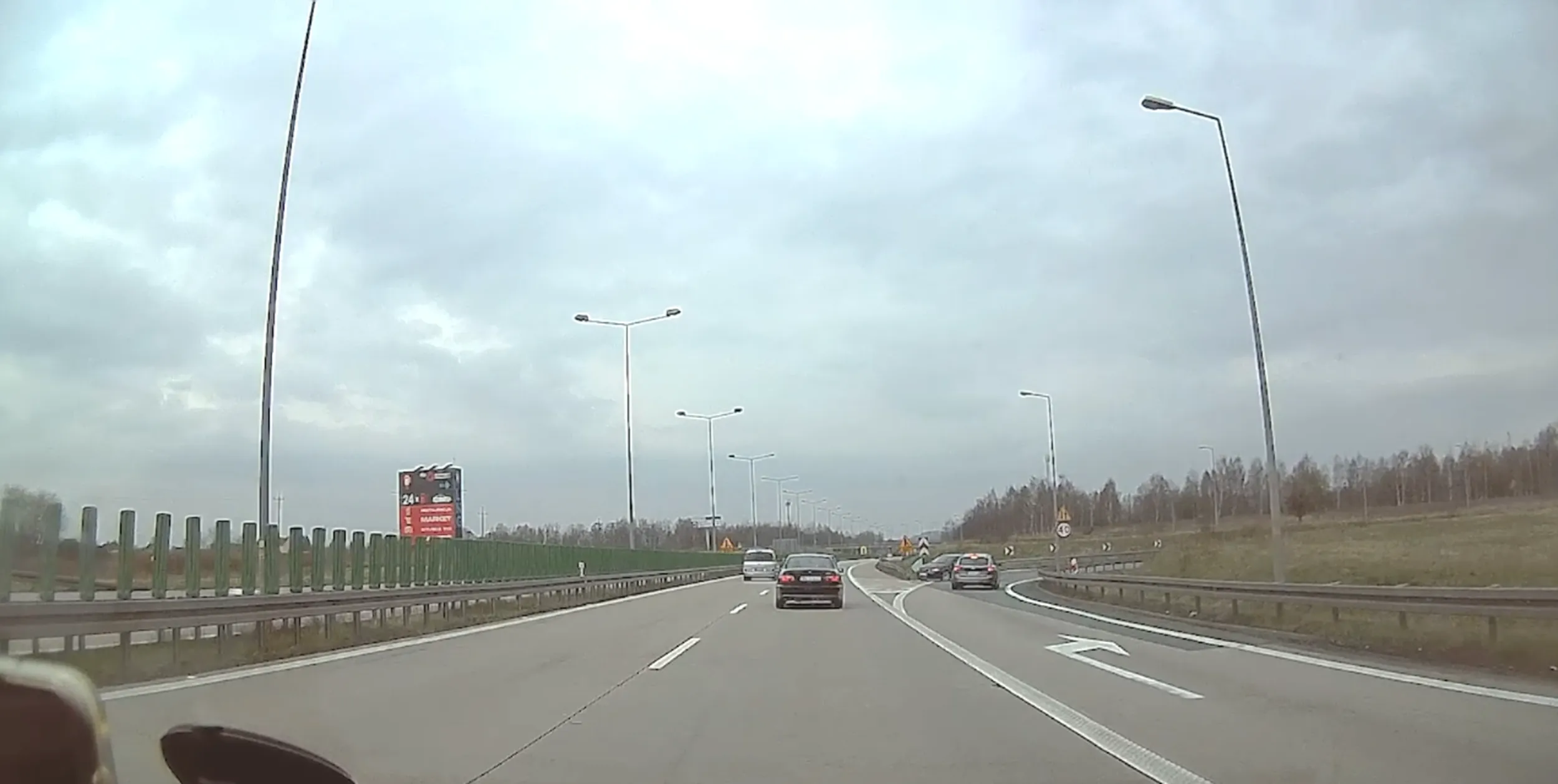 Pojazd wyjechał pod prąd zjazdem z drogi ekspresowej tym samym zmuszając kierowców do nagłej zmiany pasa i ostrego hamowania by uniknąć wypadku.