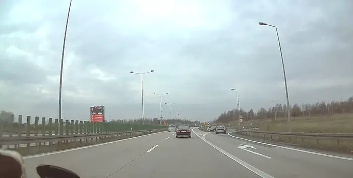 Pojazd wyjechał pod prąd zjazdem z drogi ekspresowej tym samym zmuszając kierowców do nagłej zmiany pasa i ostrego hamowania by uniknąć wypadku.