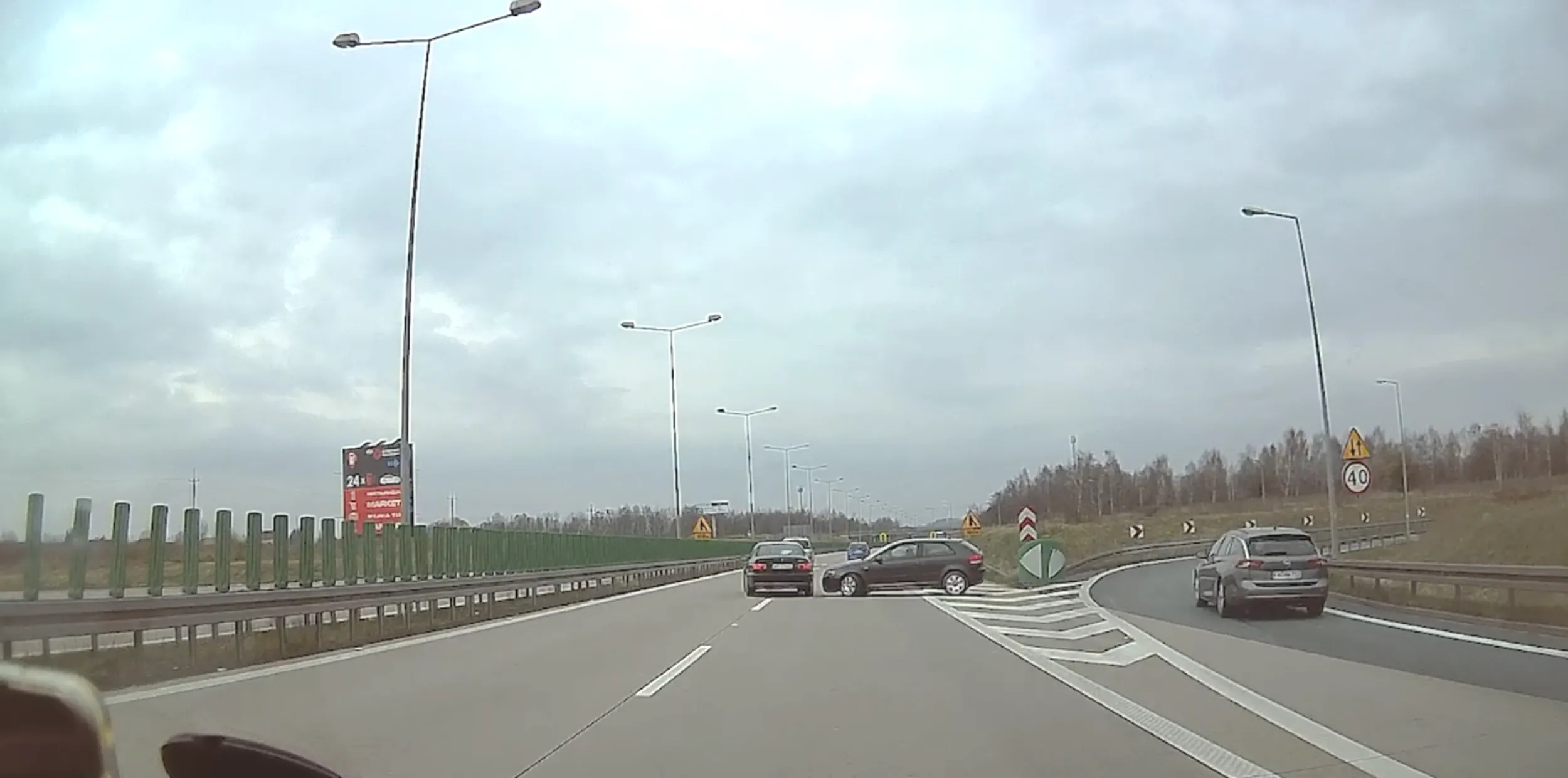 Pojazd wyjechał pod prąd zjazdem z drogi ekspresowej tym samym zmuszając kierowców do nagłej zmiany pasa i ostrego hamowania by uniknąć wypadku.