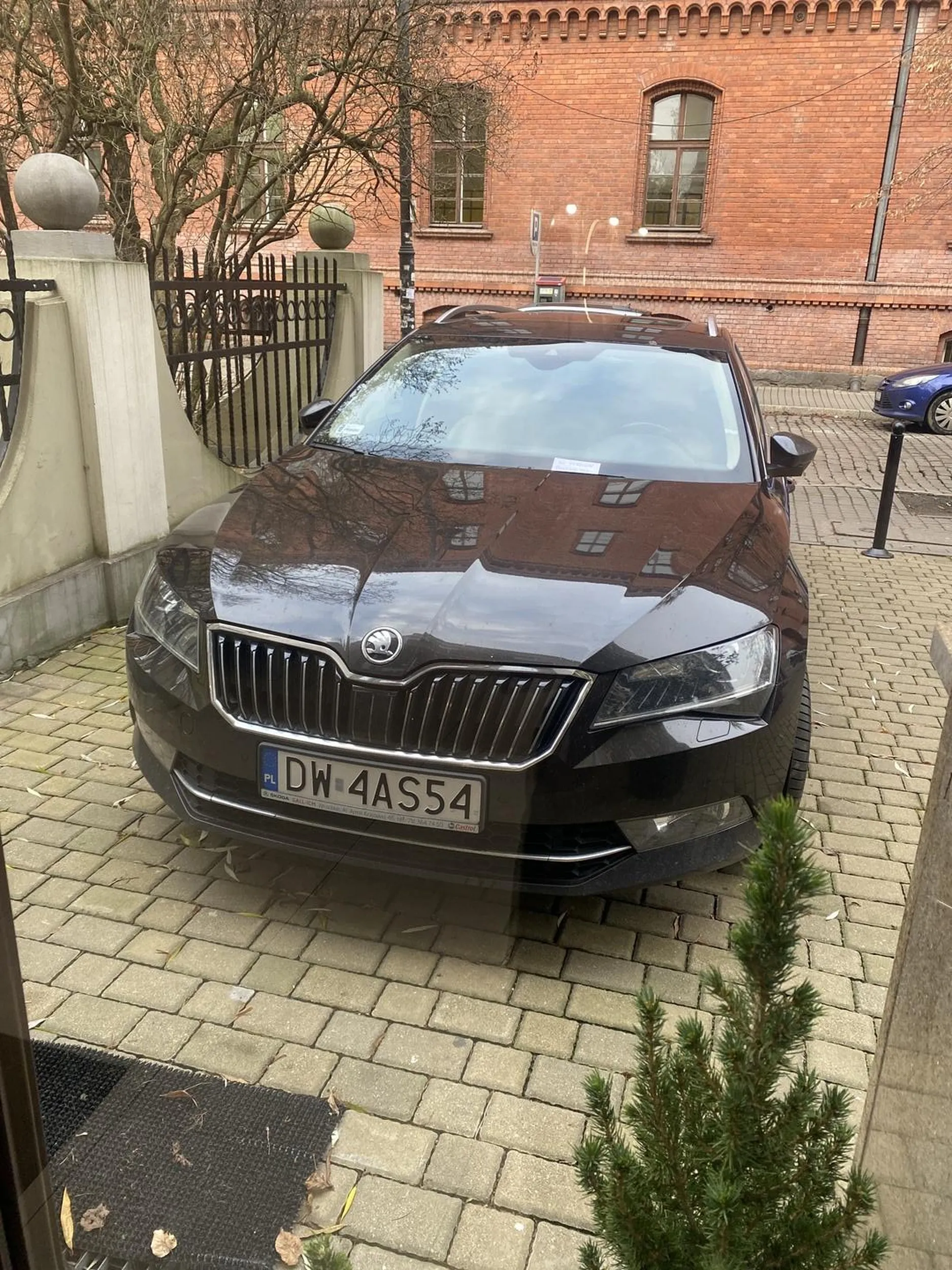 Osoba nie potrafiąca czytać napisu „parking prywatny, tylko dla klientów” zostawia auto w miejscach parkingowych PRYWATNYCH