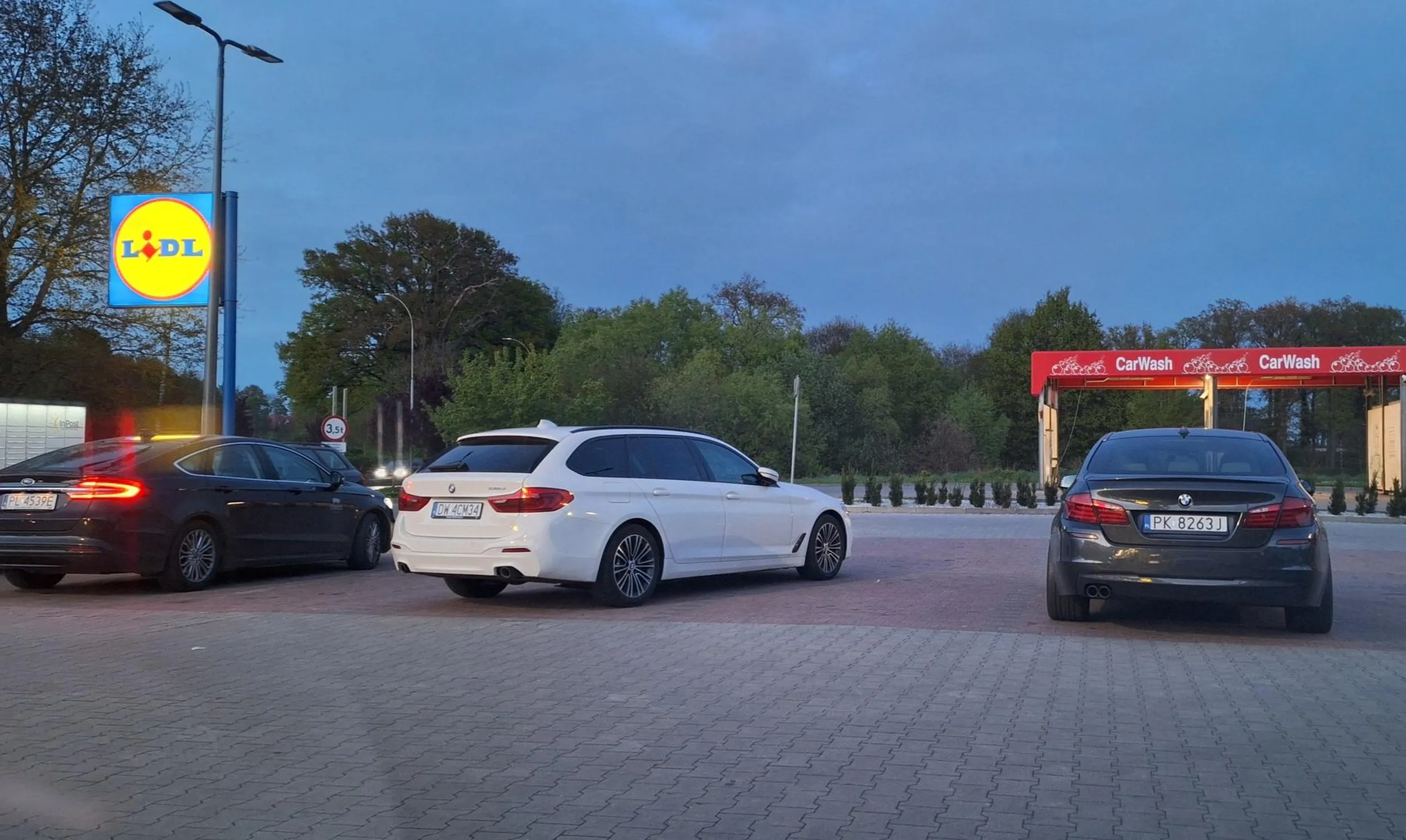 Tak parkuje wielkie panisko na lidlowym parkingu. 3 miejsca zajęte, bo waćpan ma bmw w leasingu za ostatnie pieniążki...