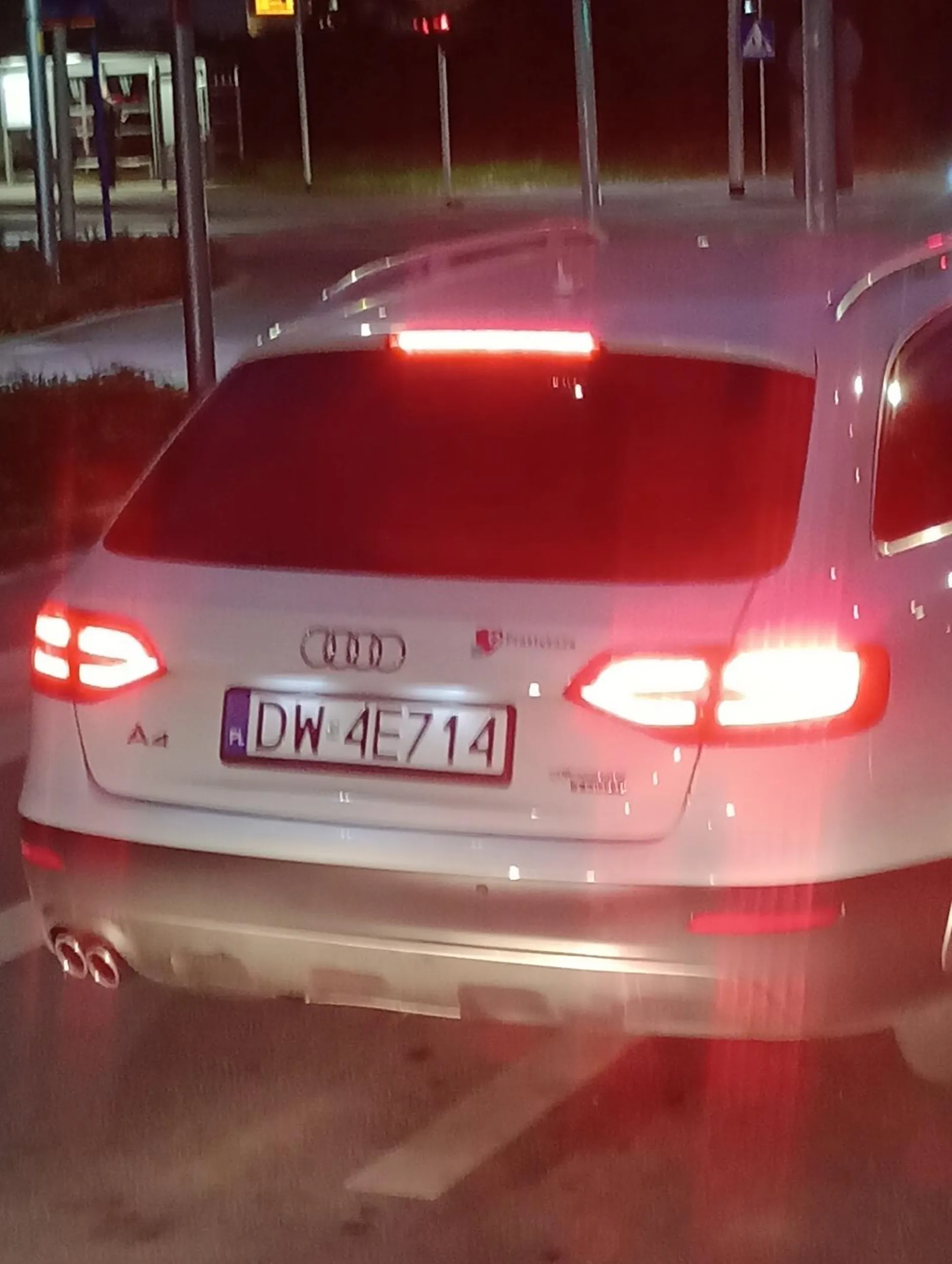 Zasrany dupek a nie kierowca. Wrocław Starogroblowa w kierunku Popowickiej.... zajeżdżanie drogi, wciskanie na zapałke, kilkukrotne zajeżdżanie specjane drogi. Zabrać prawko i za jaja powiesić dupka to mało.