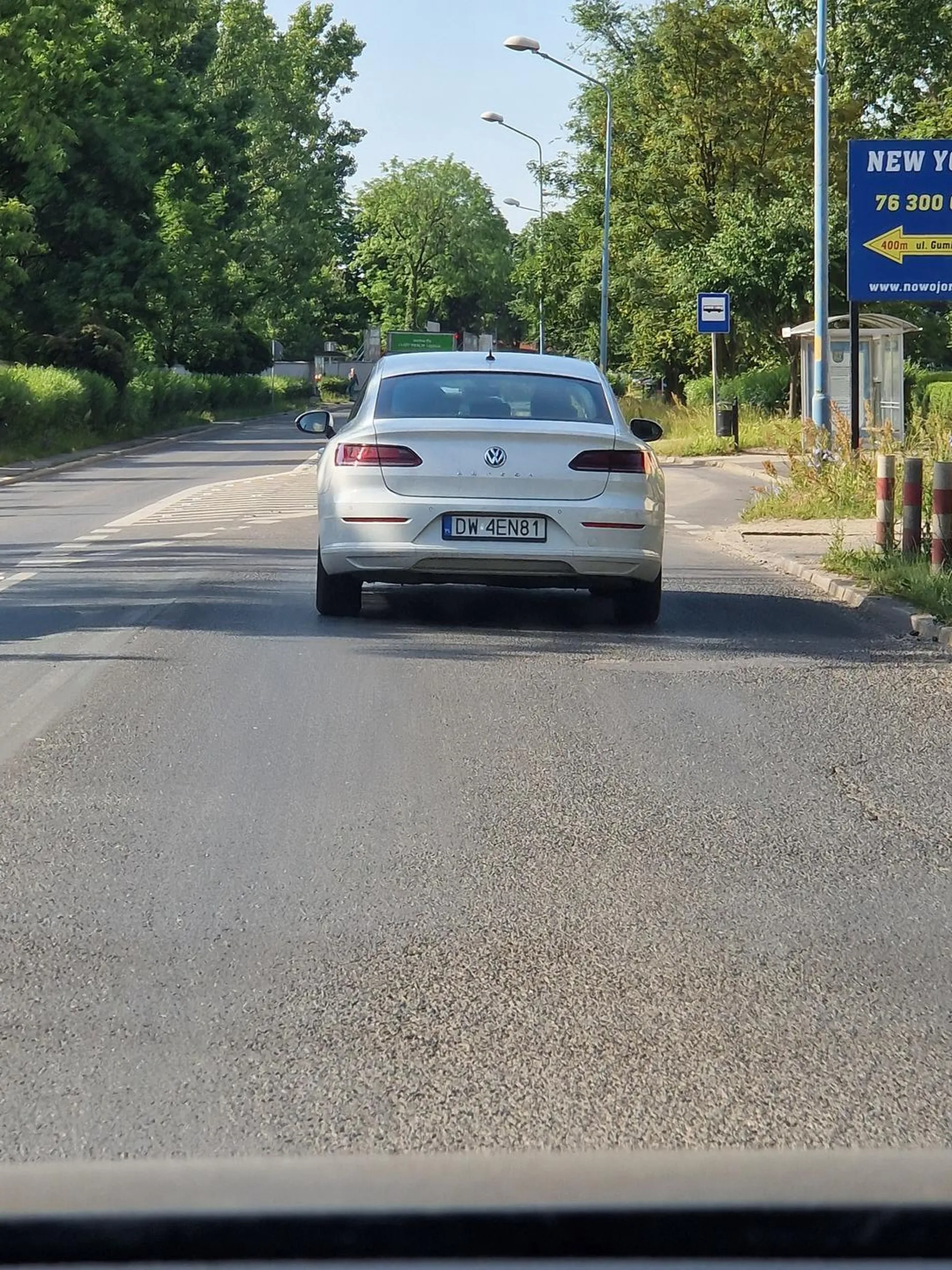 Uwaga! Nie stosuje się do znaków pionowych i poziomych oraz sygnalizacji świetlnej. Prawie zabił pieszych na oznakowanym przejściu jadąc z ogromną prędkością! Zajeżdża drogę jak szeryf, hamuje bez powodu.