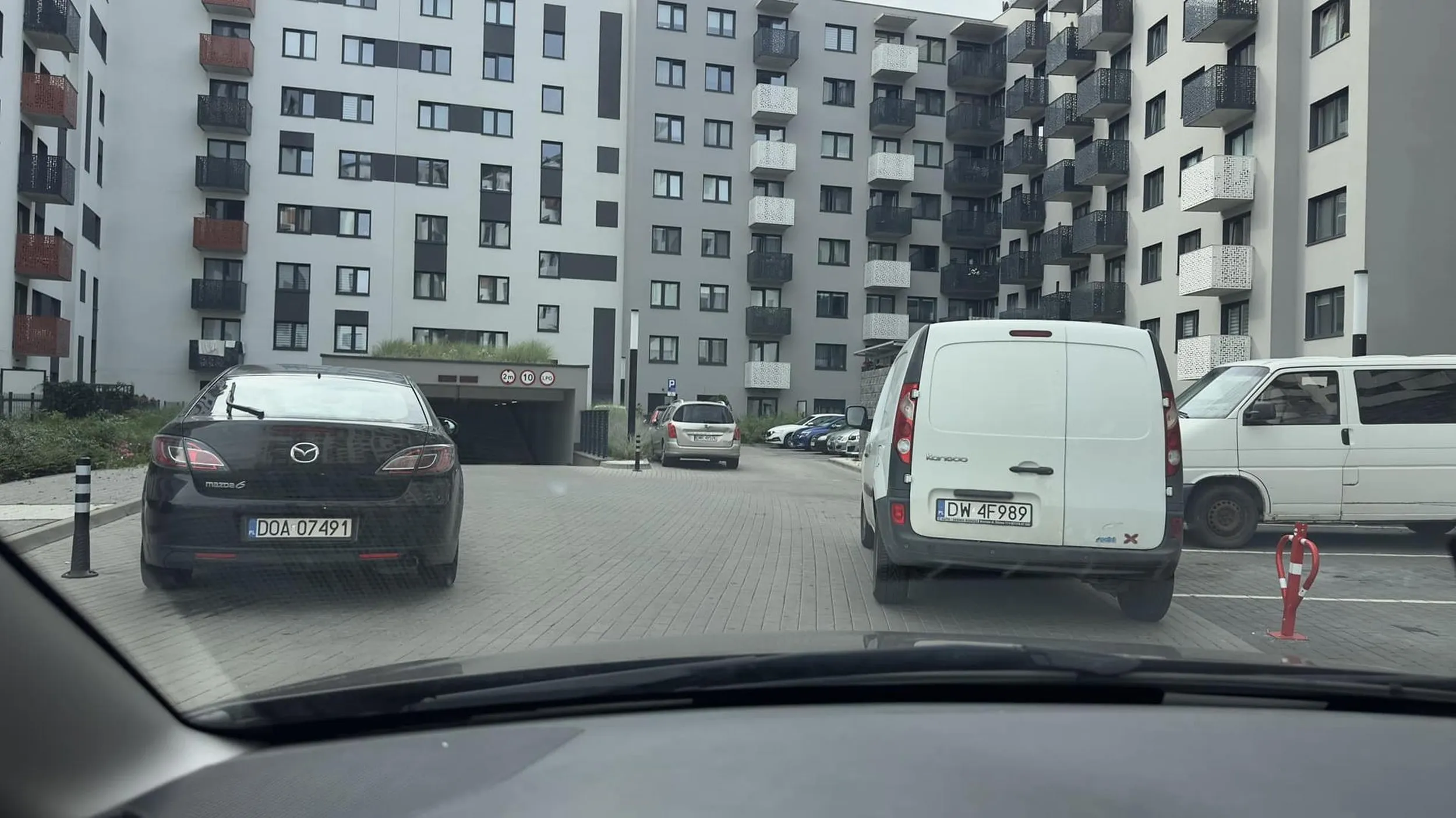 Zastawia wjazd do garażu.