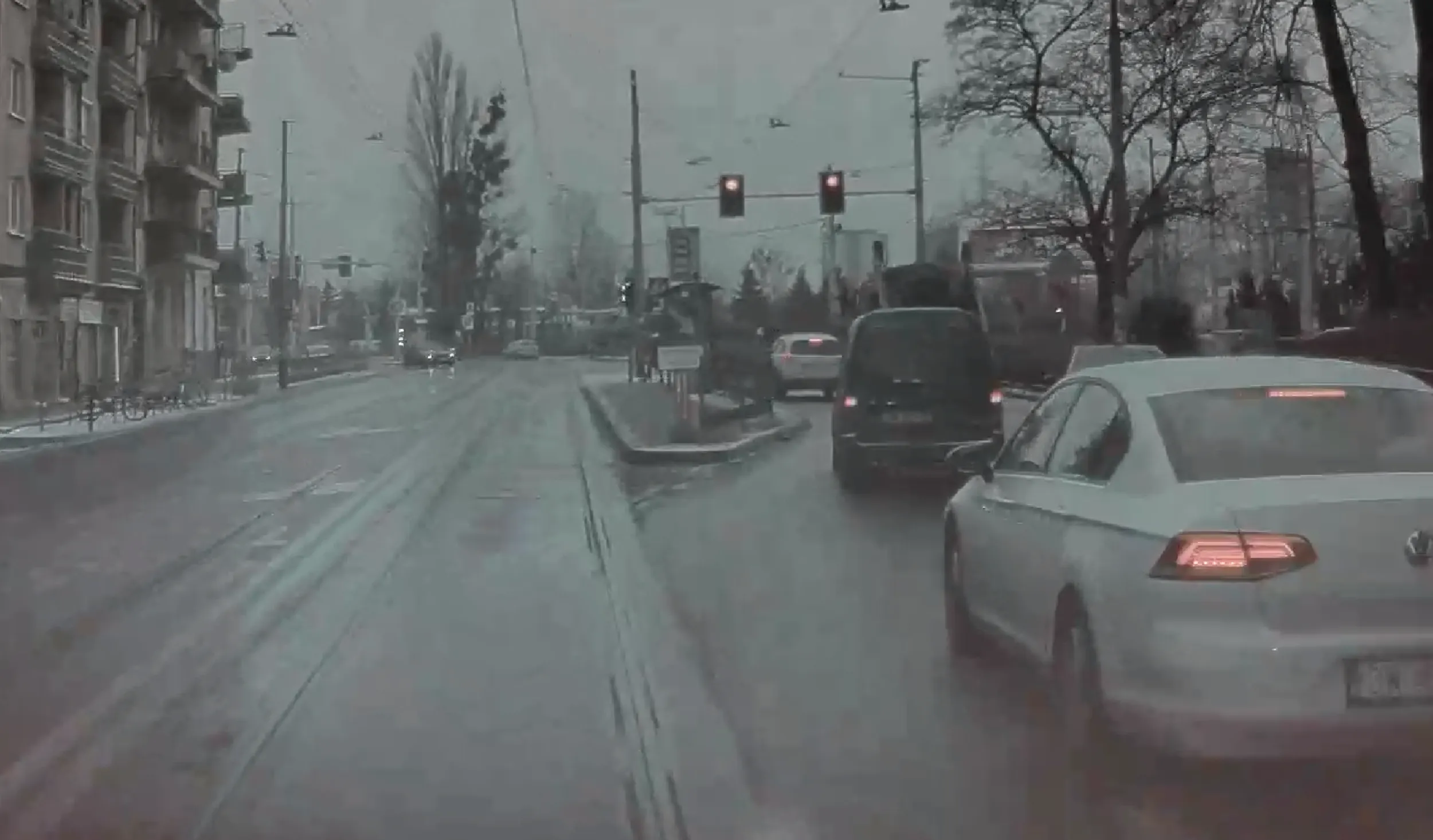 Kierowca zmienia pas bez patrzenia w lusterka i stwarza zagrożenie.