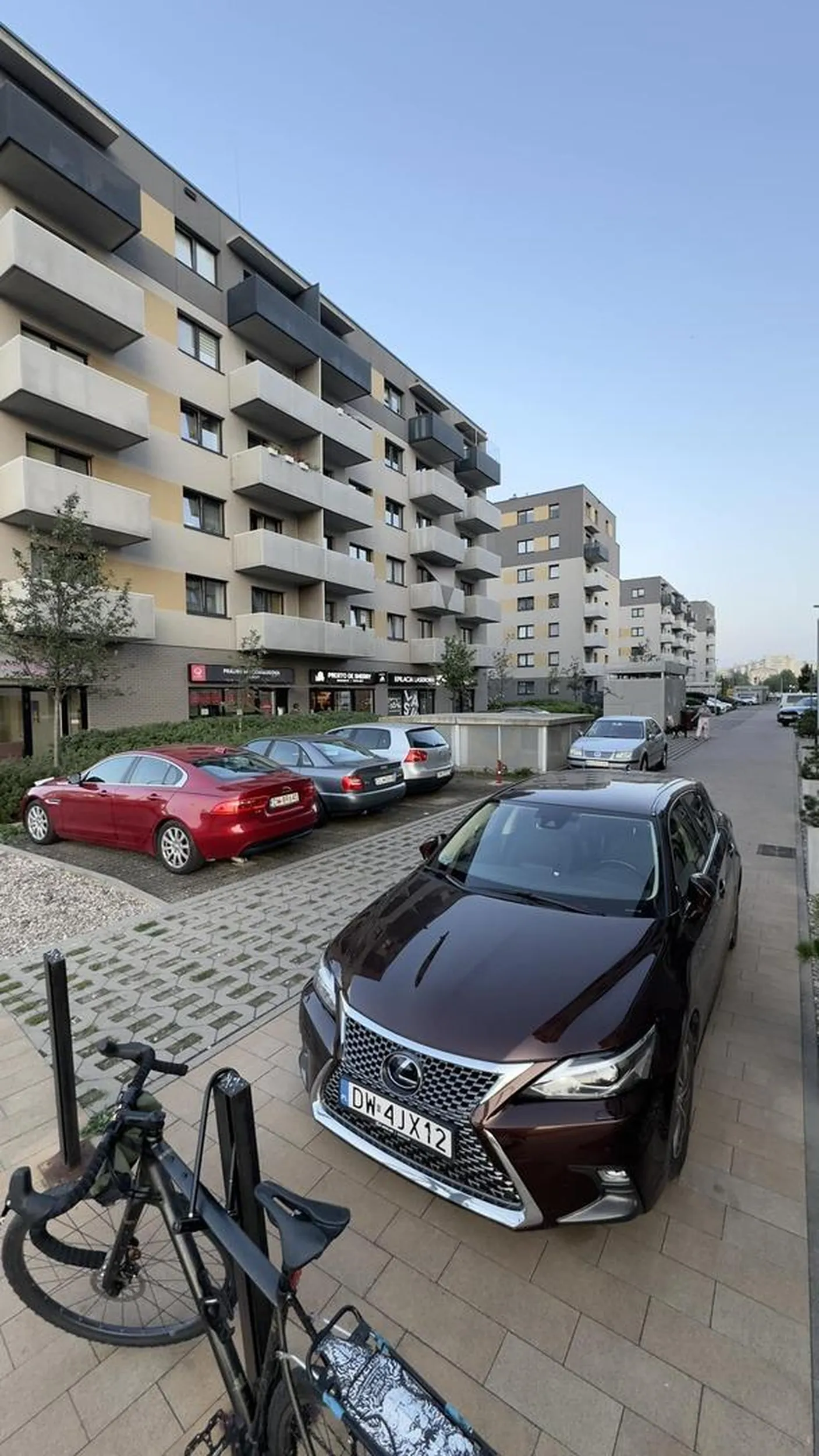 Ktoś postanowił sobie zrobić miejsce parkingowe z drogi dojazdowej.