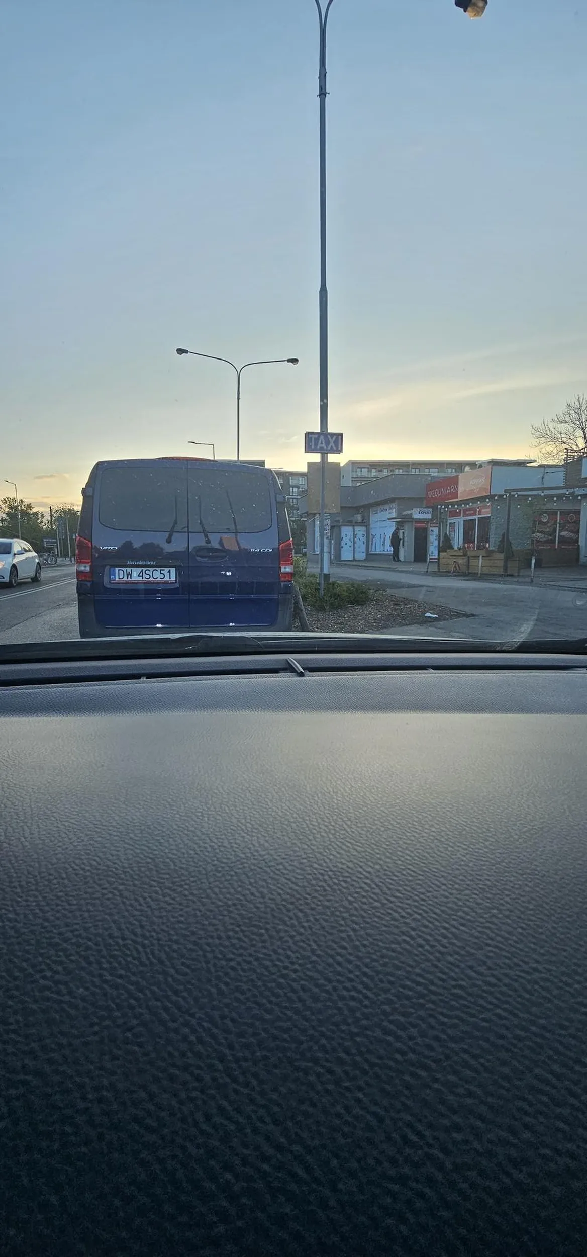 "ja tylko na chwilę więc zajmę sobie postój taxi"