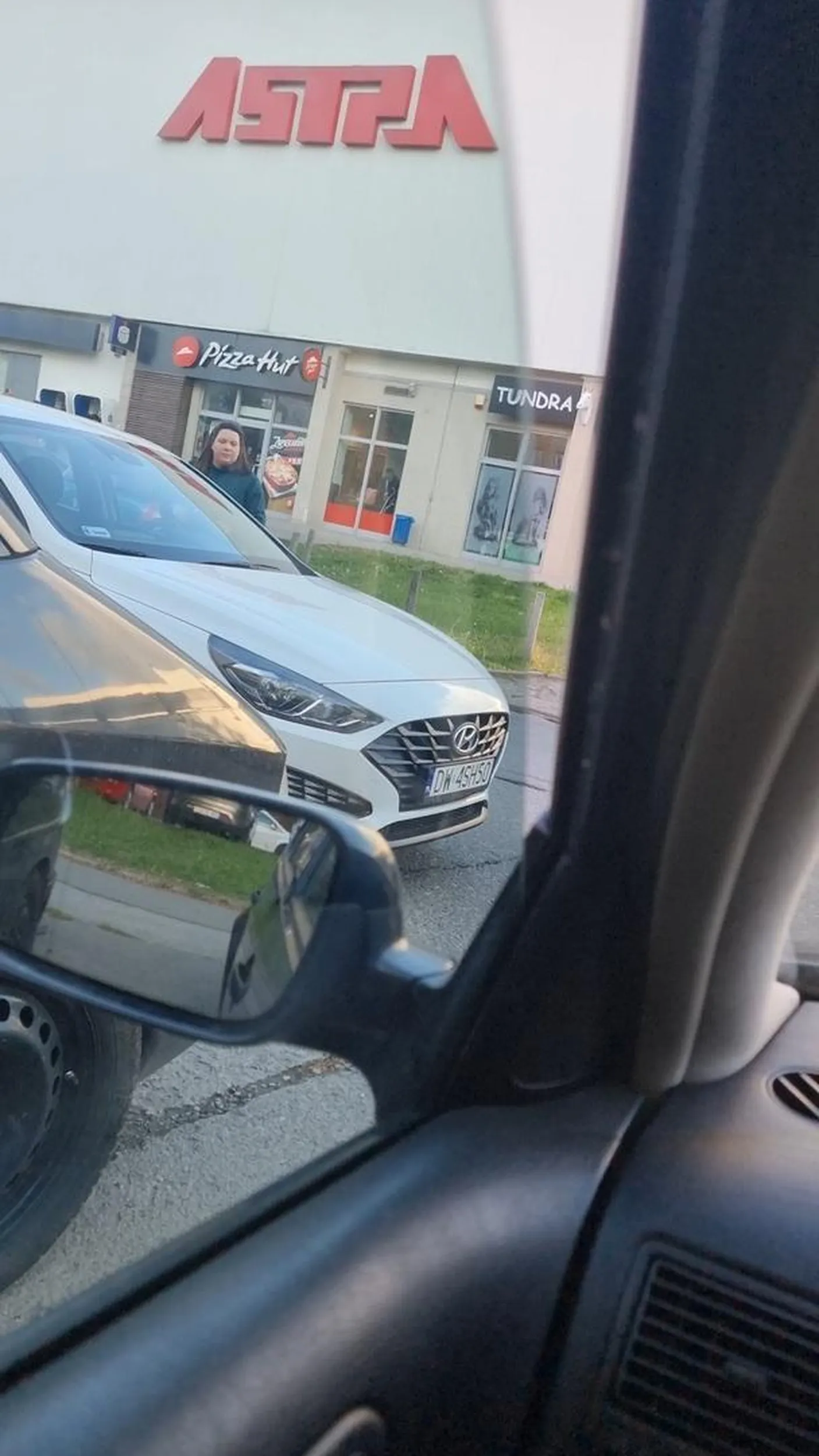 Pani zatrzymała się na drodze, włączyła awaryjne i poszła wypłacić pieniążki. Jak wróciła to nie spieszyła się żeby odjechać.