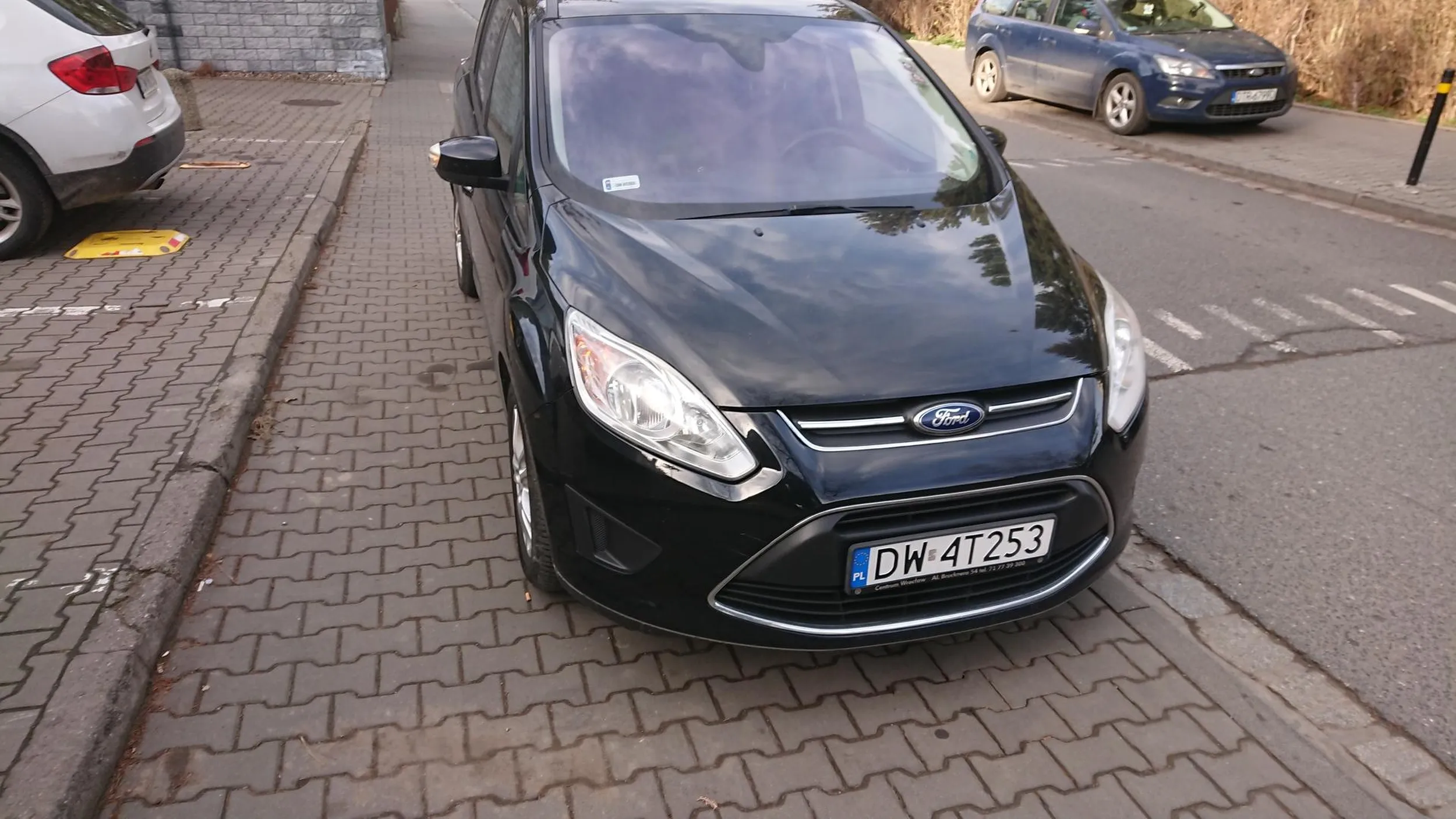 Na zakazie, na chodniku, bez zostawienia miejsca dla pieszych. Bułki najważniejsze!