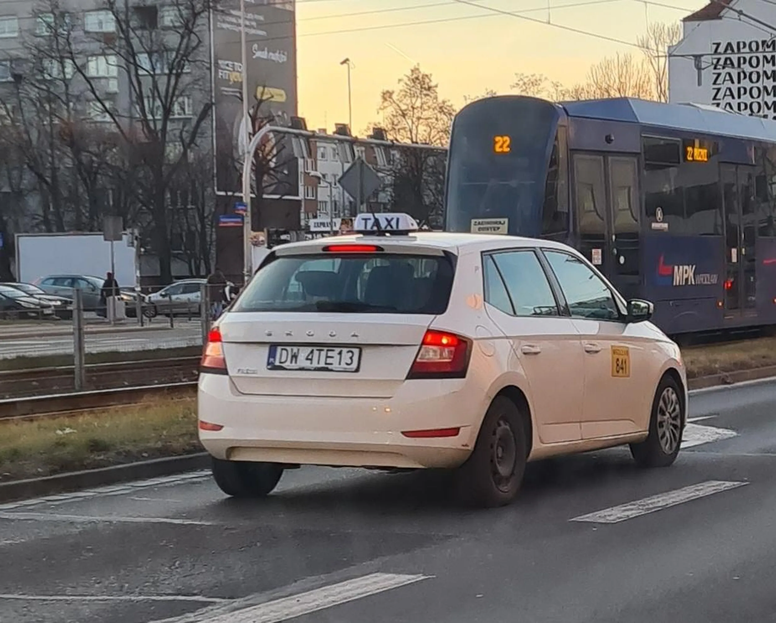 Uwaga na śmieciara. Papierosek przez okienko.