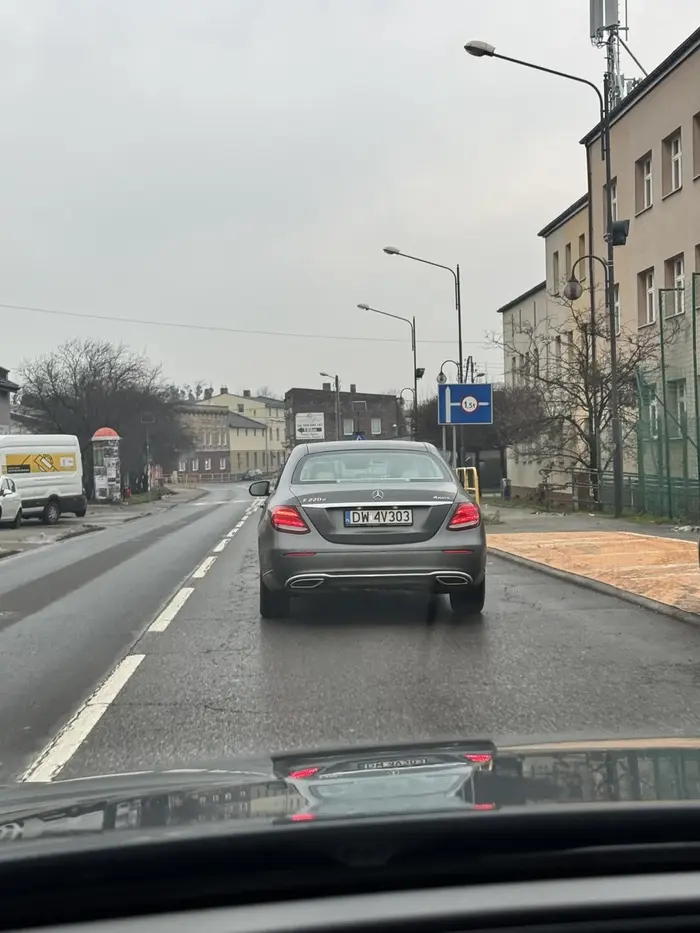 Burak i ch**, zawalidroga i jeszcze specjalnie hamuje przed zderzakiem i jedzie 30km/h