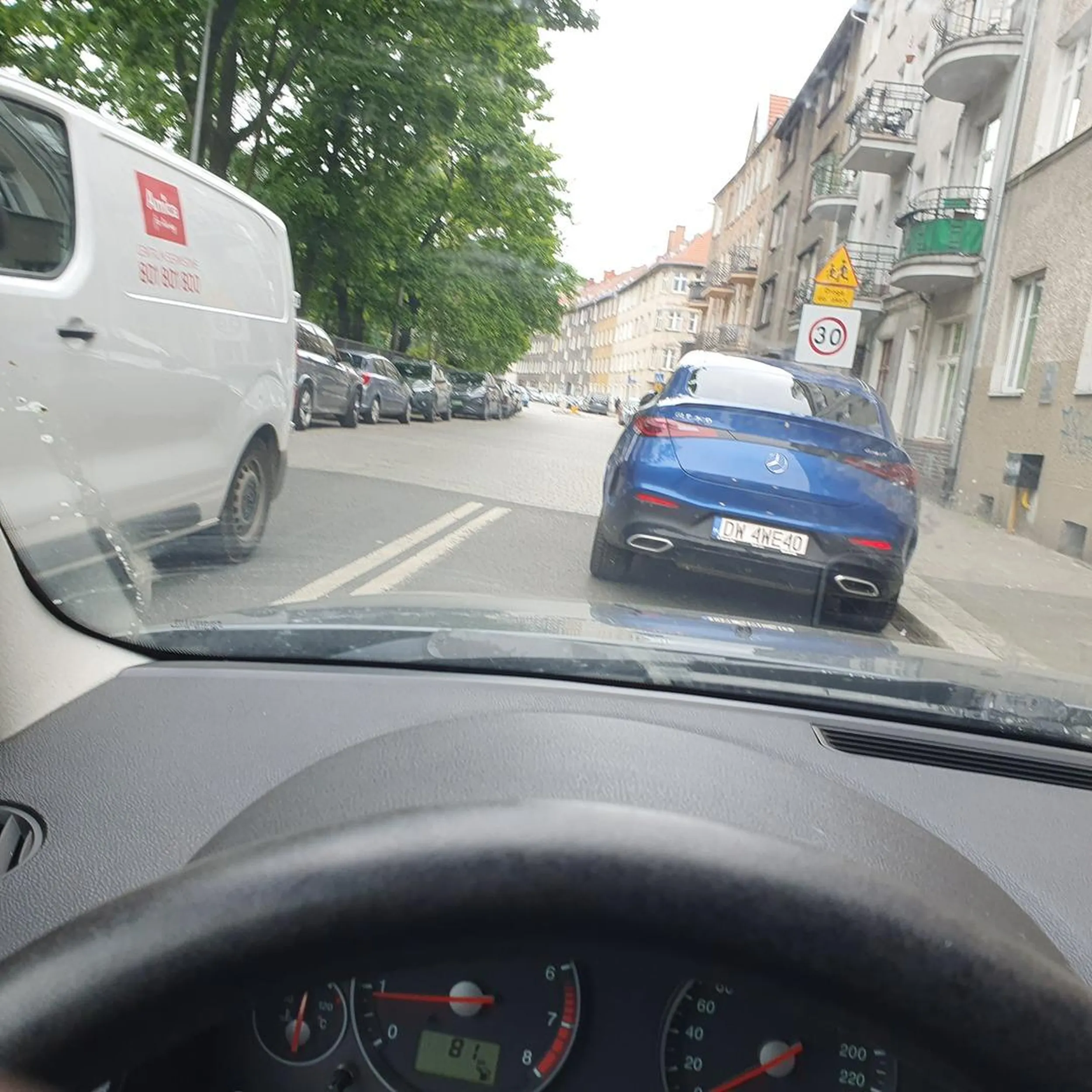 Zaparkowane przy zwężeniu przed skrzyżowaniem tak, że nie da się przejechać jak z drugiej strony stoi auto na czerwonym.