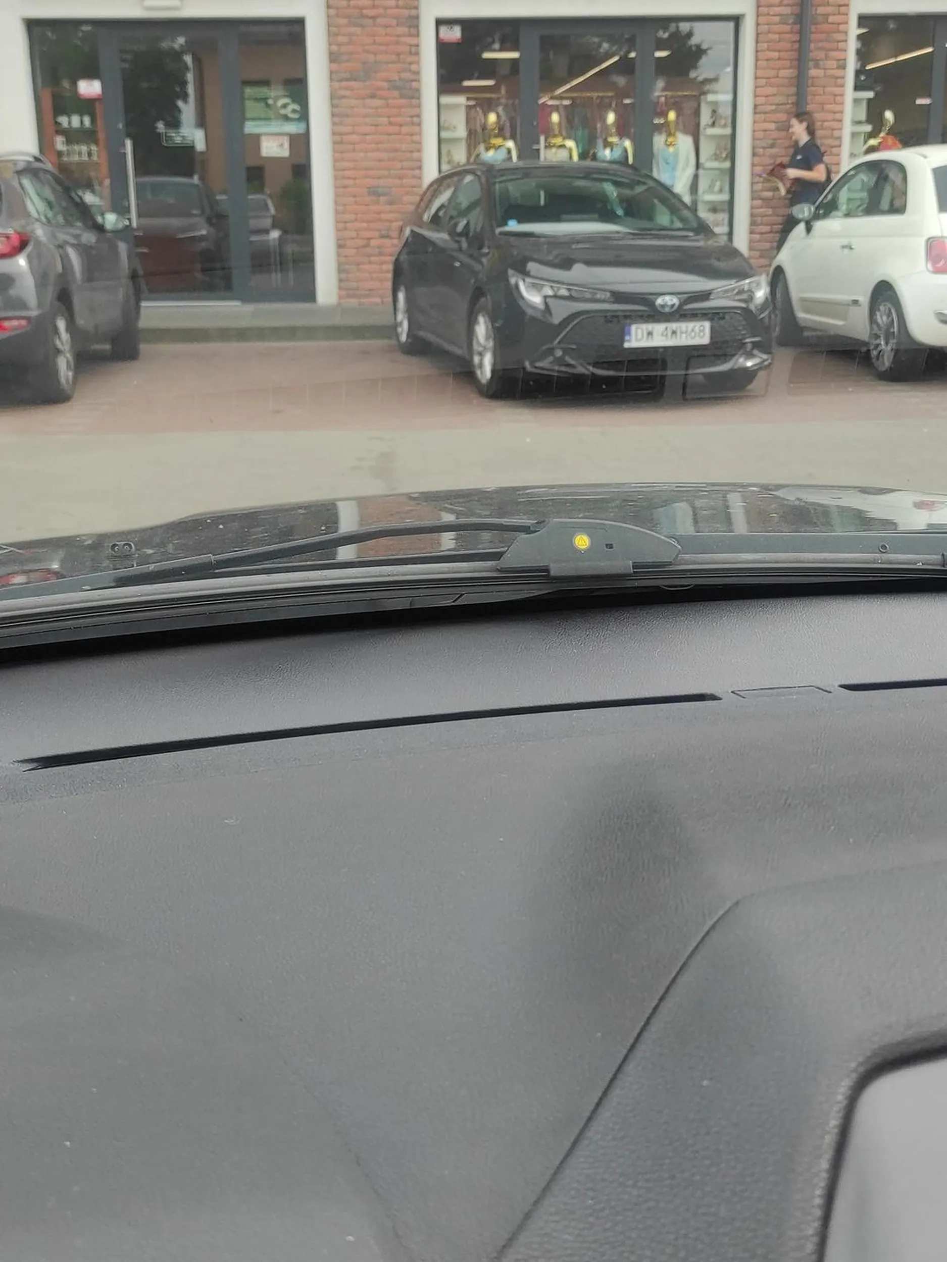 Dwa miejsca parkingowe pięknie zajęte