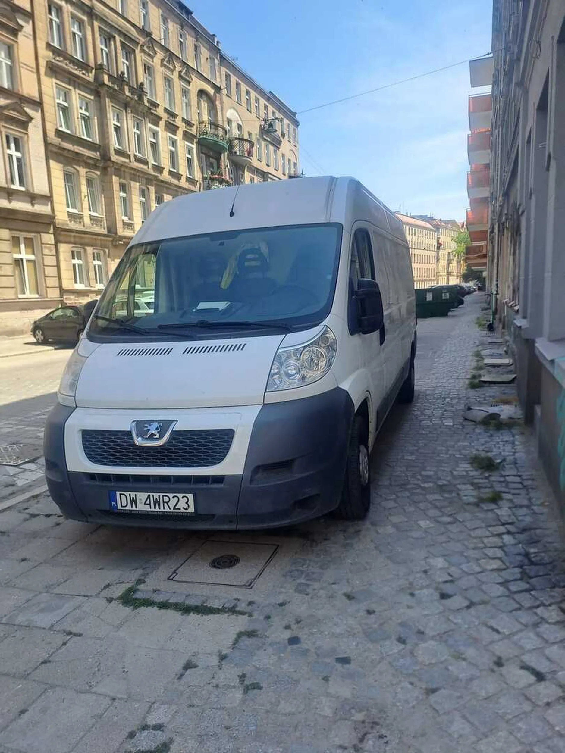 Przedstawiciel właścicieli prawa jazdy z paczki chipsów. Szeroki chodnik, możliwość parkowania na ulicy obok. Ten geniusz i tak zaparkował na środku chodnika blokując całkowicie przejście z czymkolwiek. Głąb jakich mało