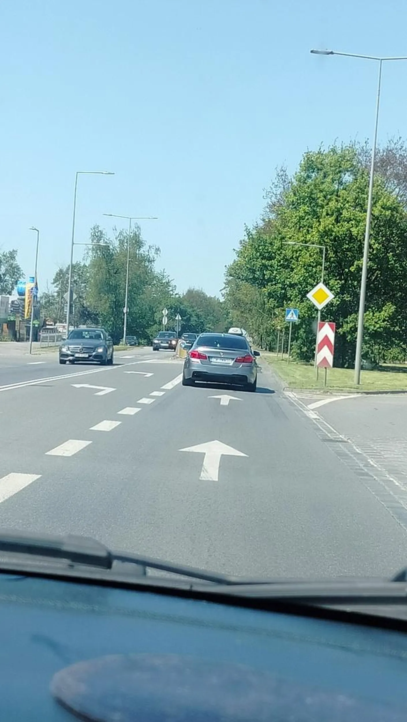 Koleś nie prosi o wpuszczenie tylko poprostu się wpierdala życzę aby trafił na kogoś kto nie zahamuje gwaltownie