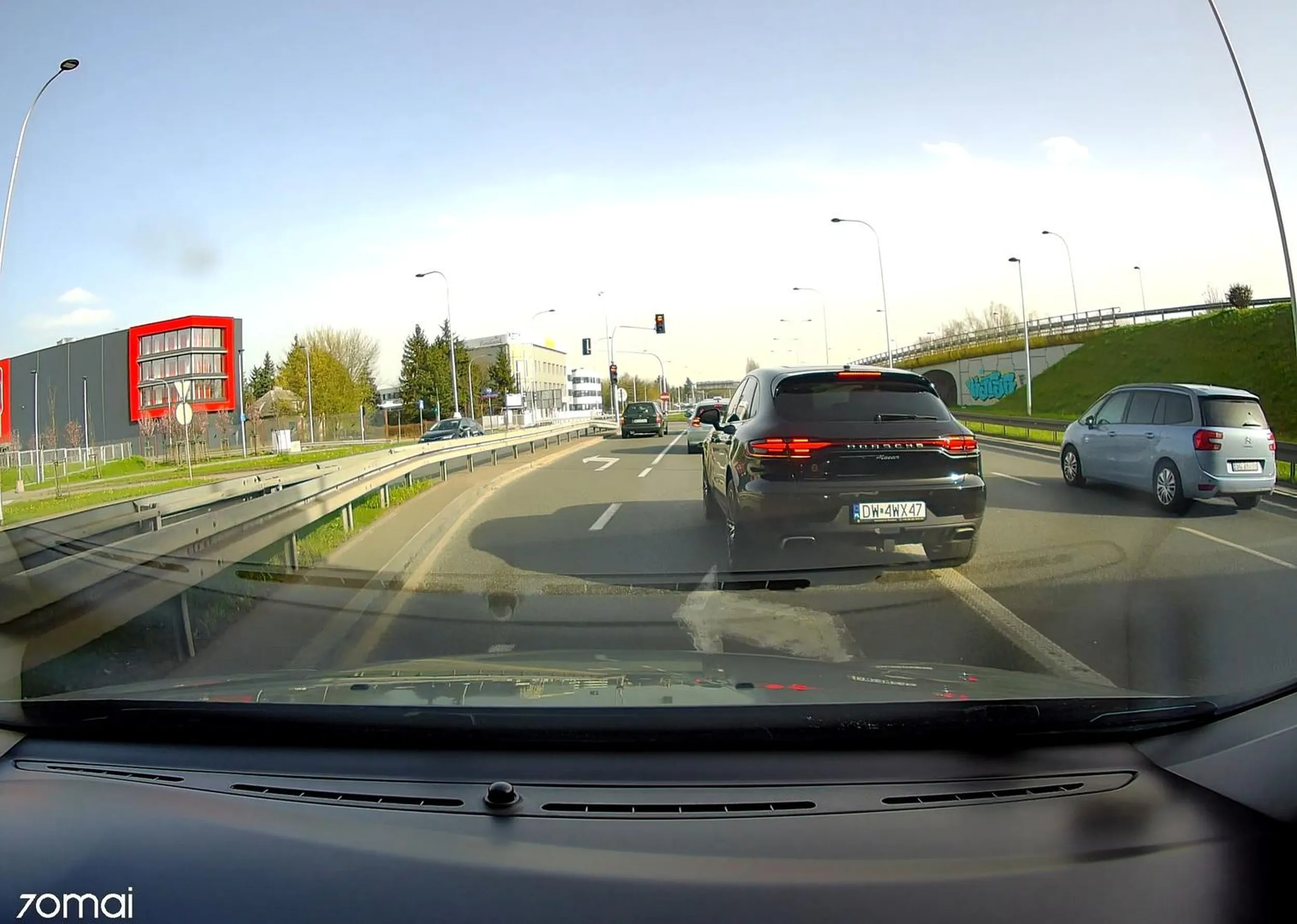 Jeździ slalomem z nadmierną prędkością i wjeżdża przed maskę zmieniając 2 pasy naraz