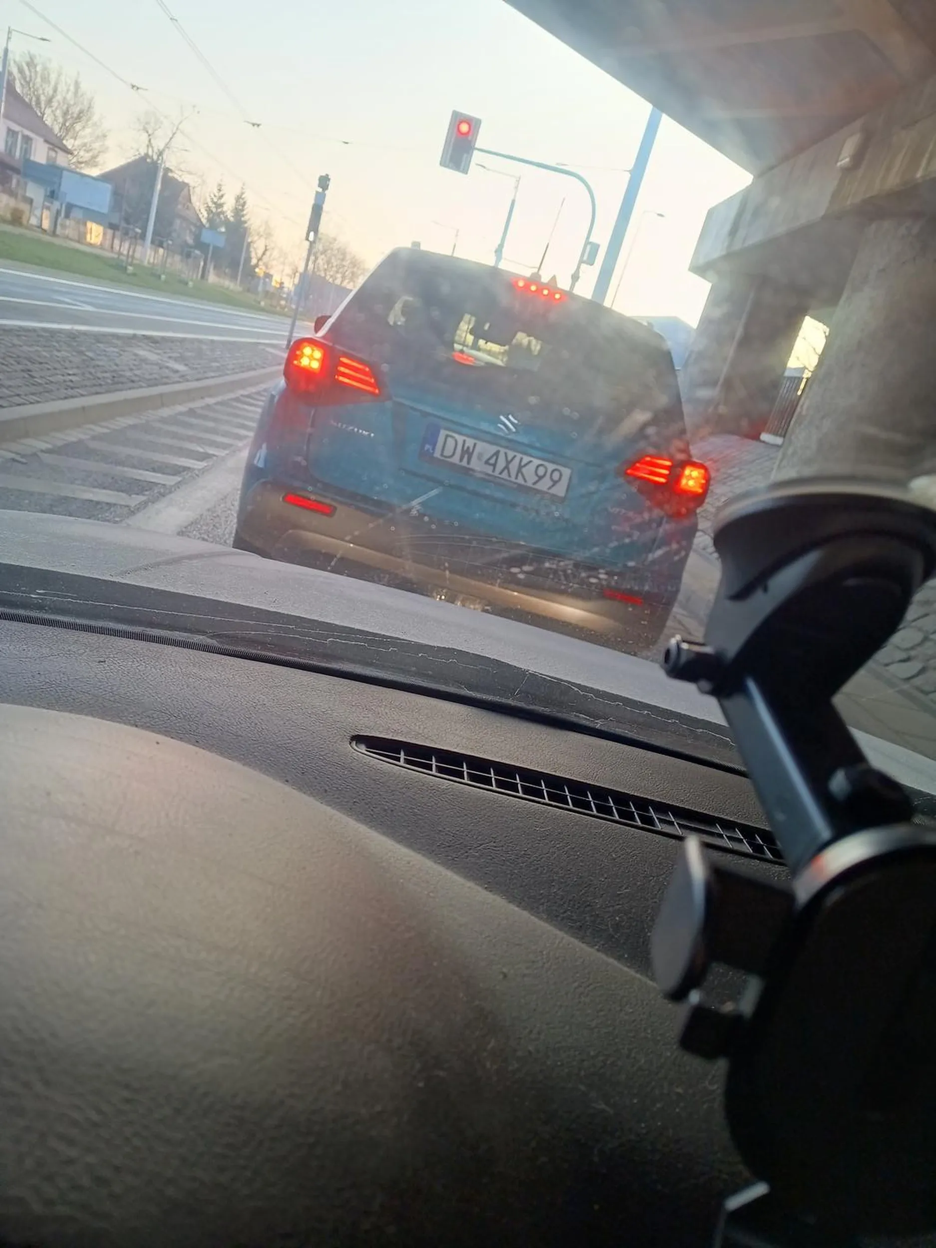 Stara baba nie zna zasad jazdy na suwak w korku