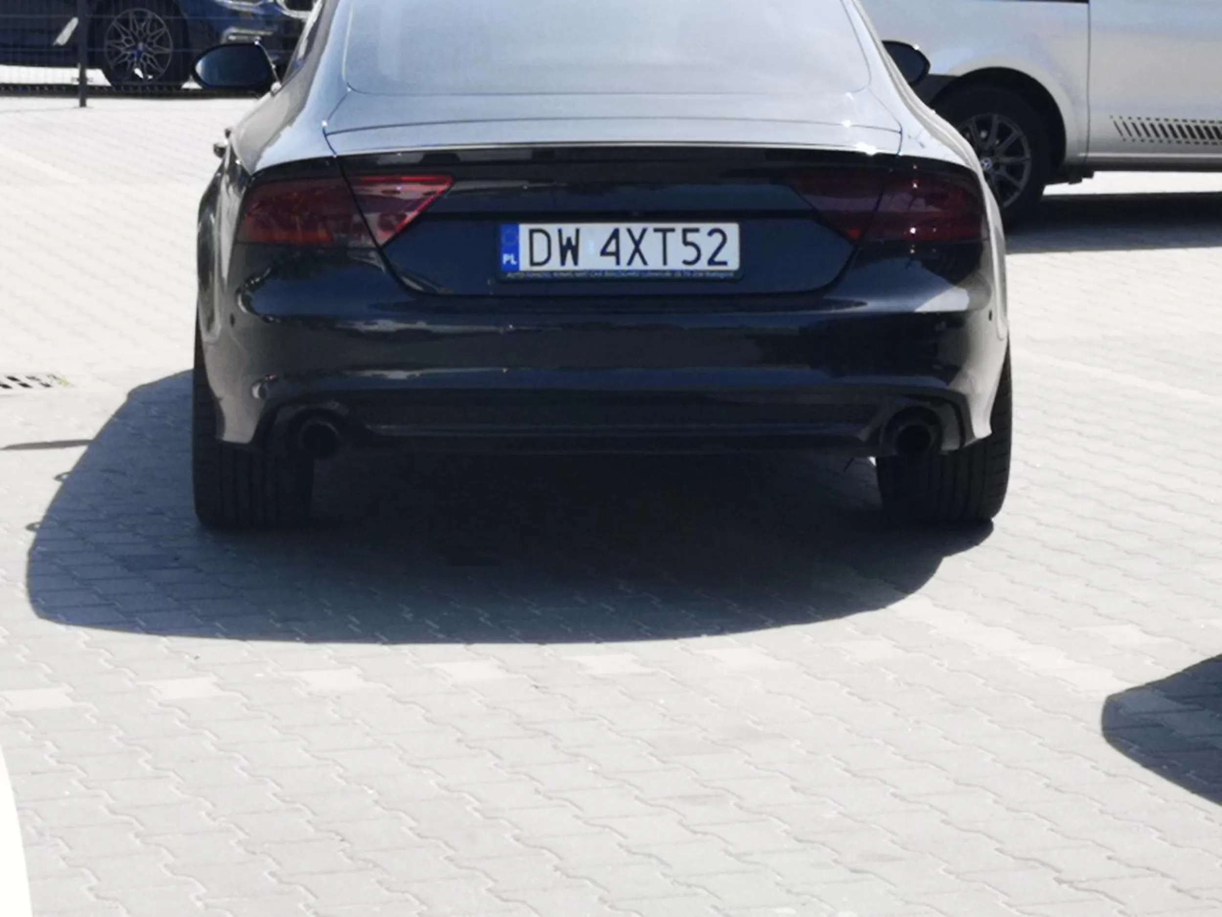 Parkowanie skośne zamiast się prostopadle go parchem z Niemiec. Cztery zera, piąte w środku.