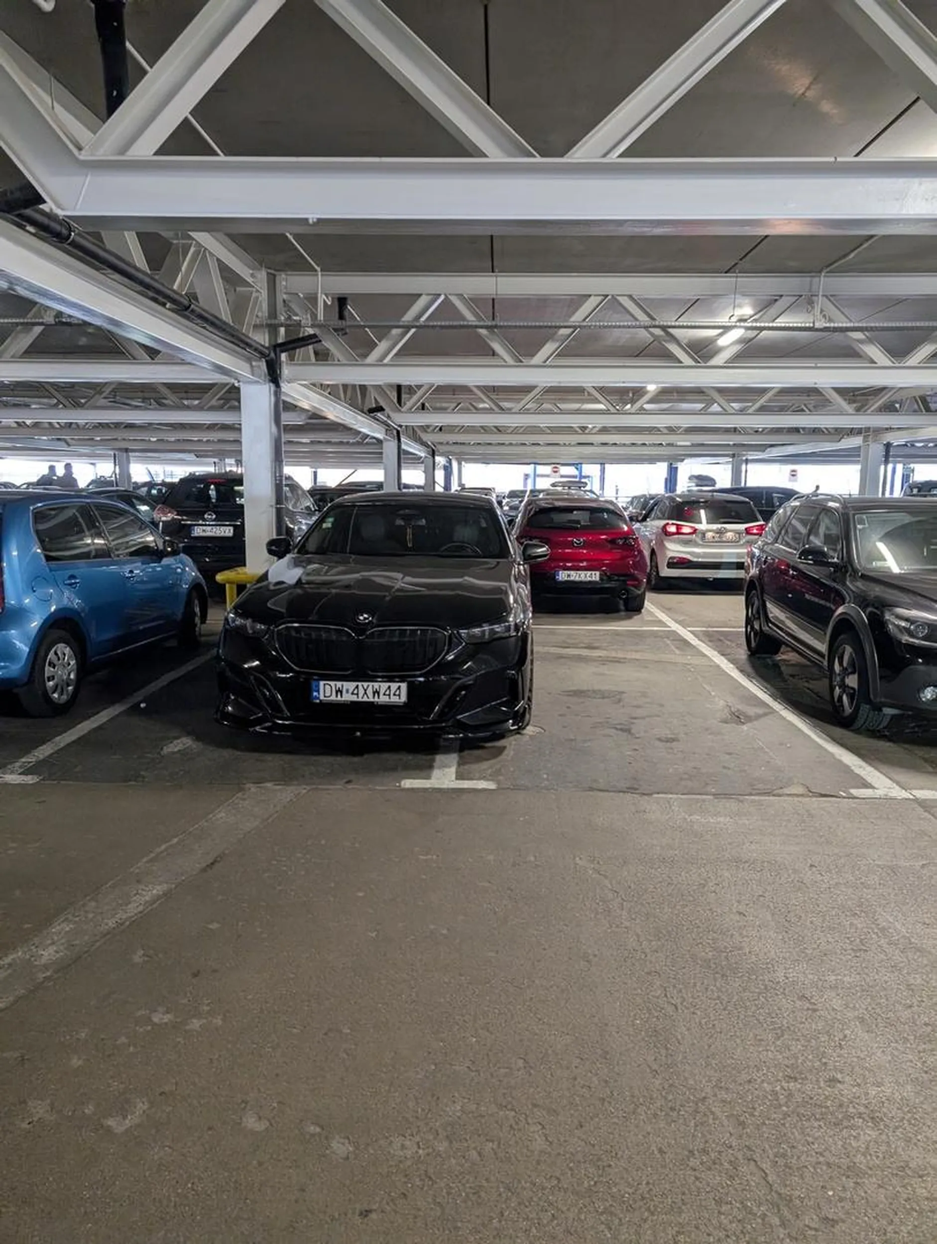 Parkuje jak król parkingu na 2 miejscach !