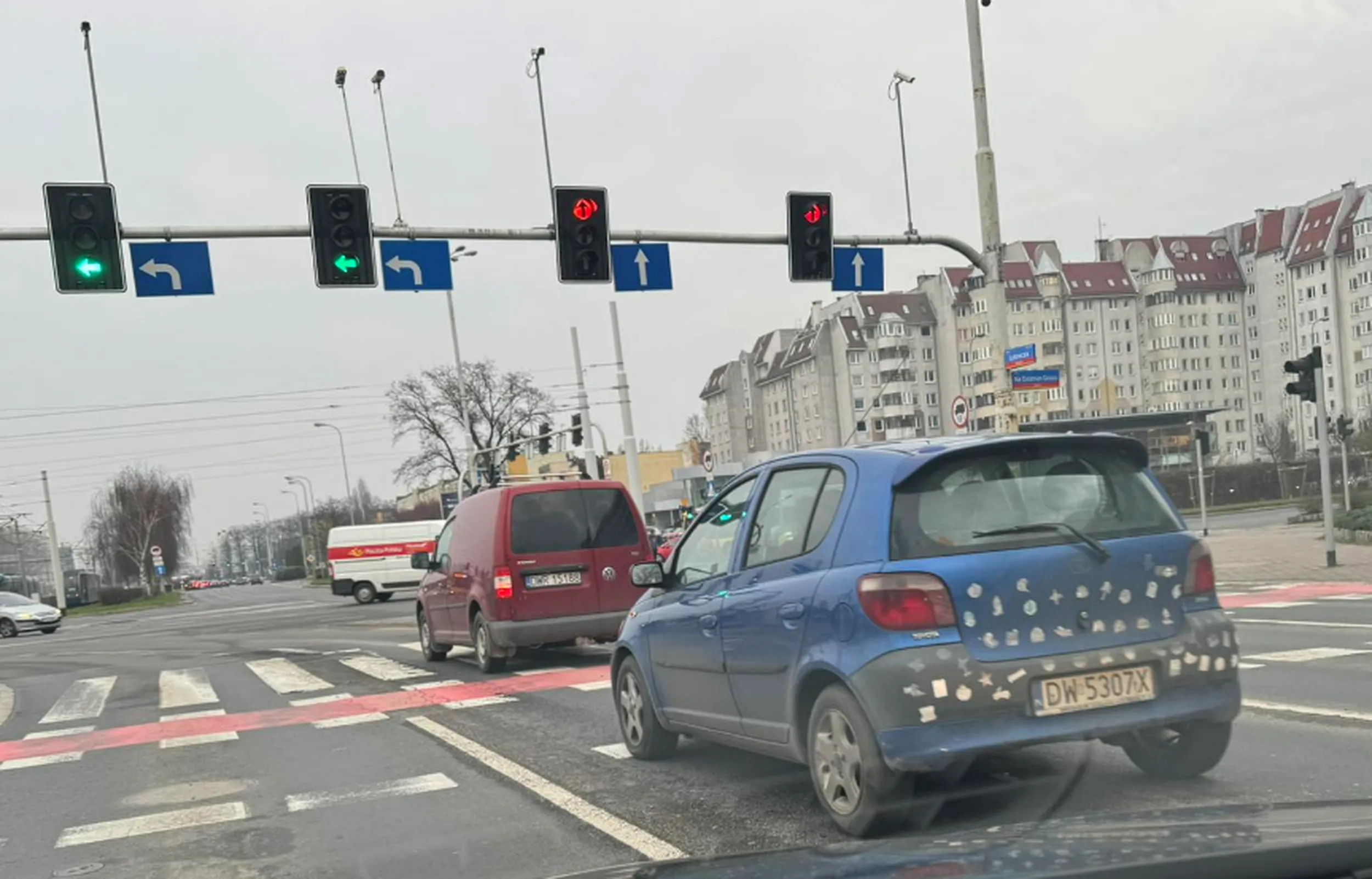 Psychopata, wyskoczył z samochodu na światłach i zaczął bić w szybę.