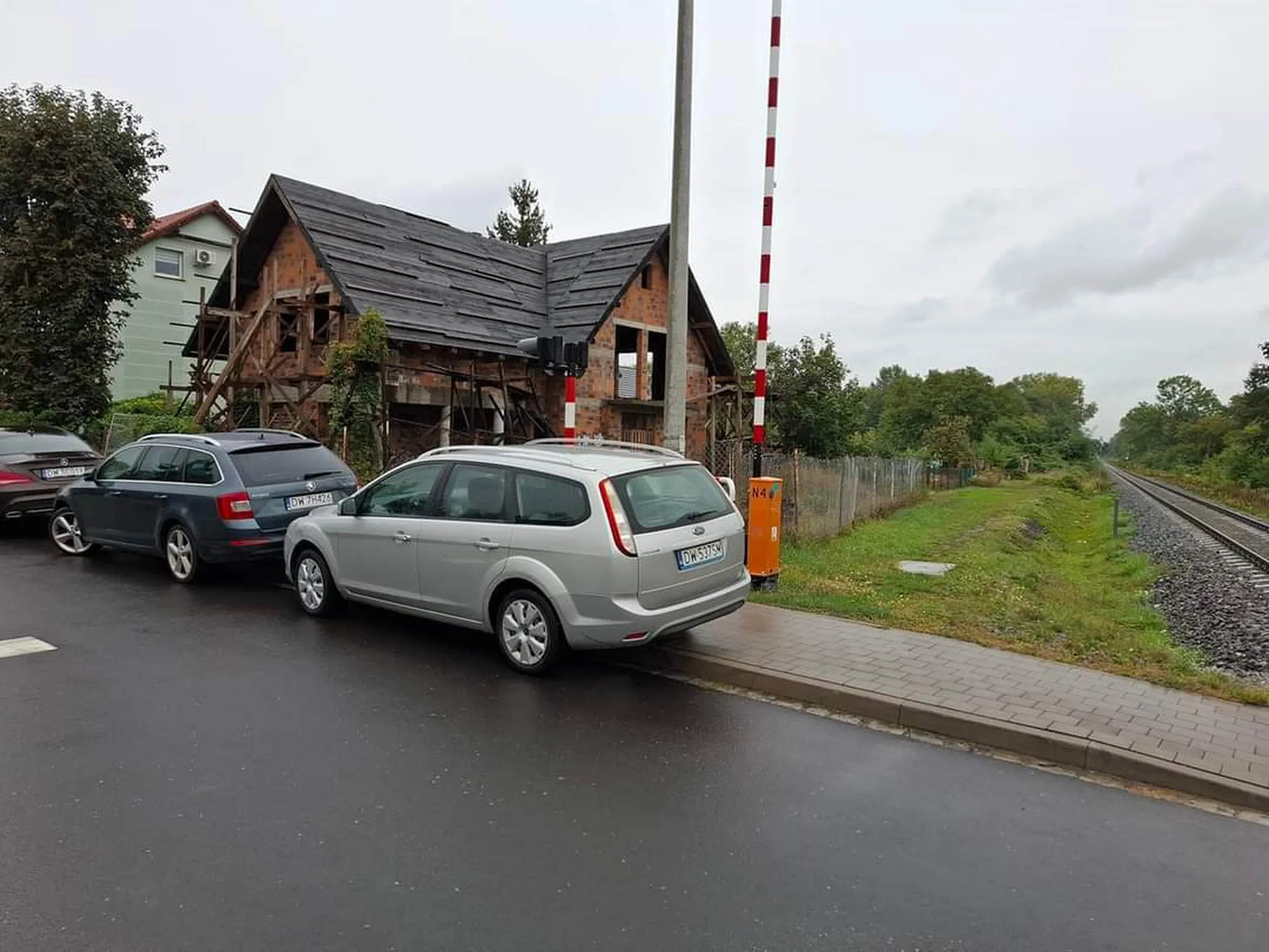 Nie ma to jak zaparkować na przejeździe kolejowym ?